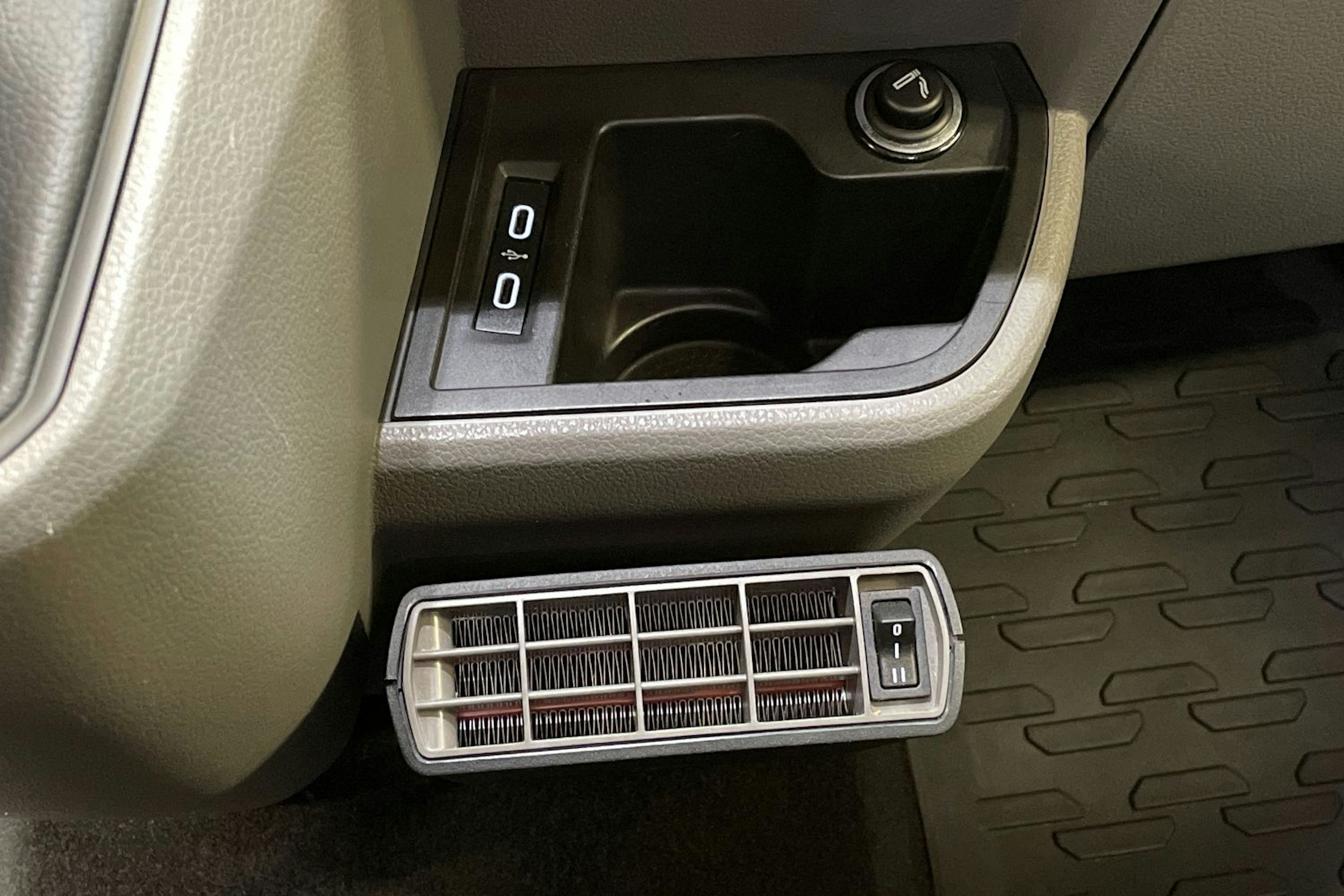 ruskea (beige) Volkswagen Caravelle 2020 kuva 23.