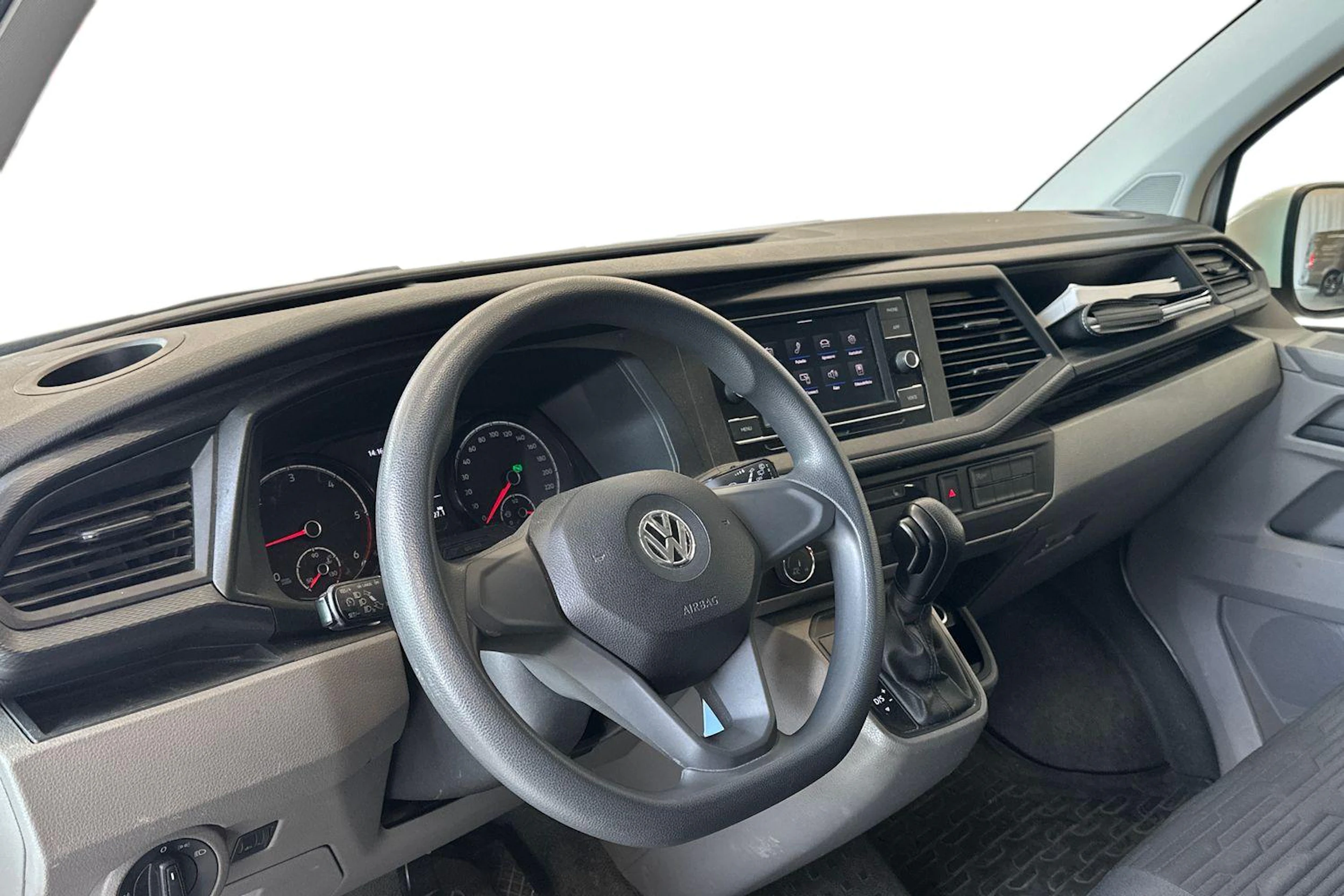 valkoinen Volkswagen Caravelle 2020 kuva 3.