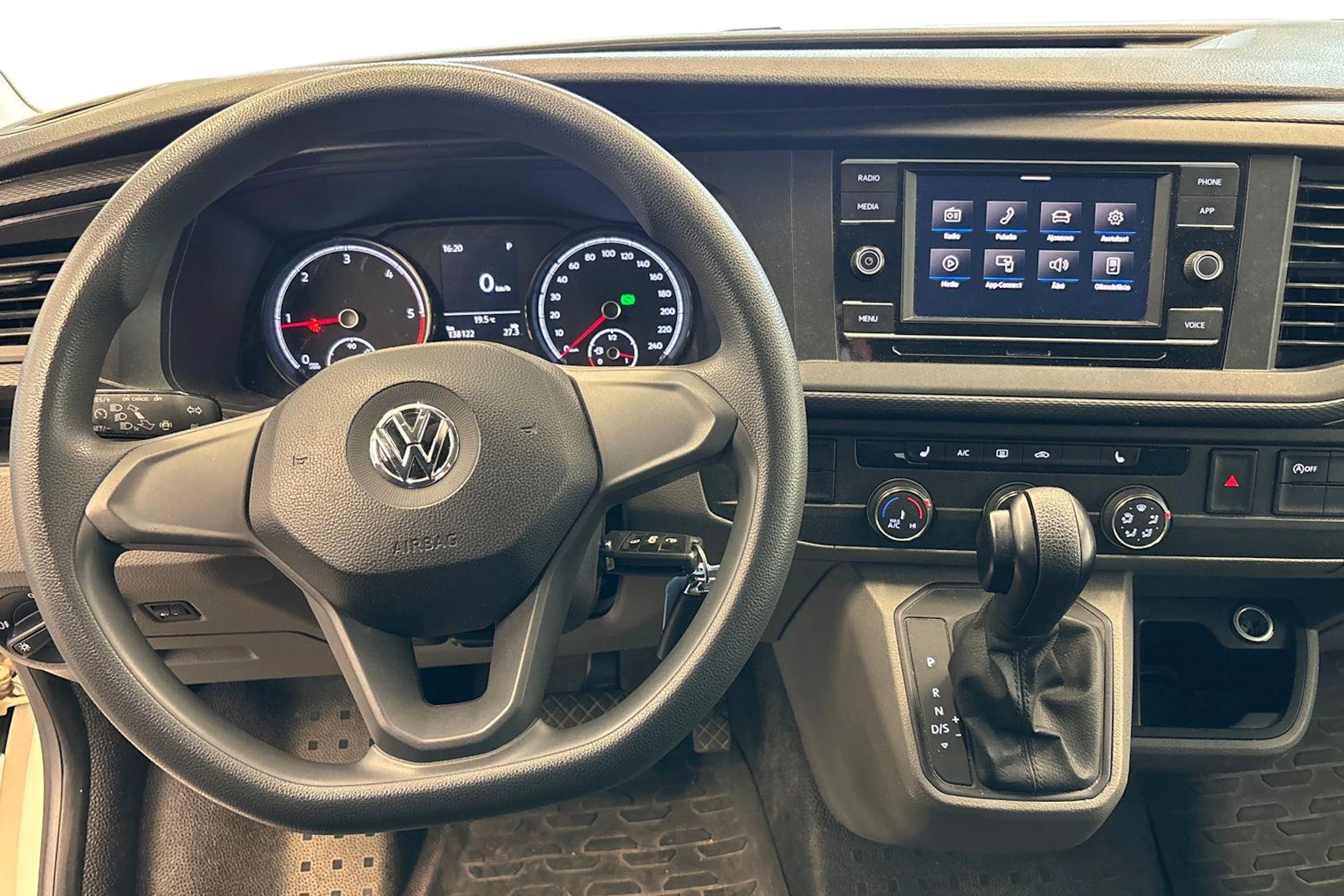 valkoinen Volkswagen Caravelle 2020 kuva 7.