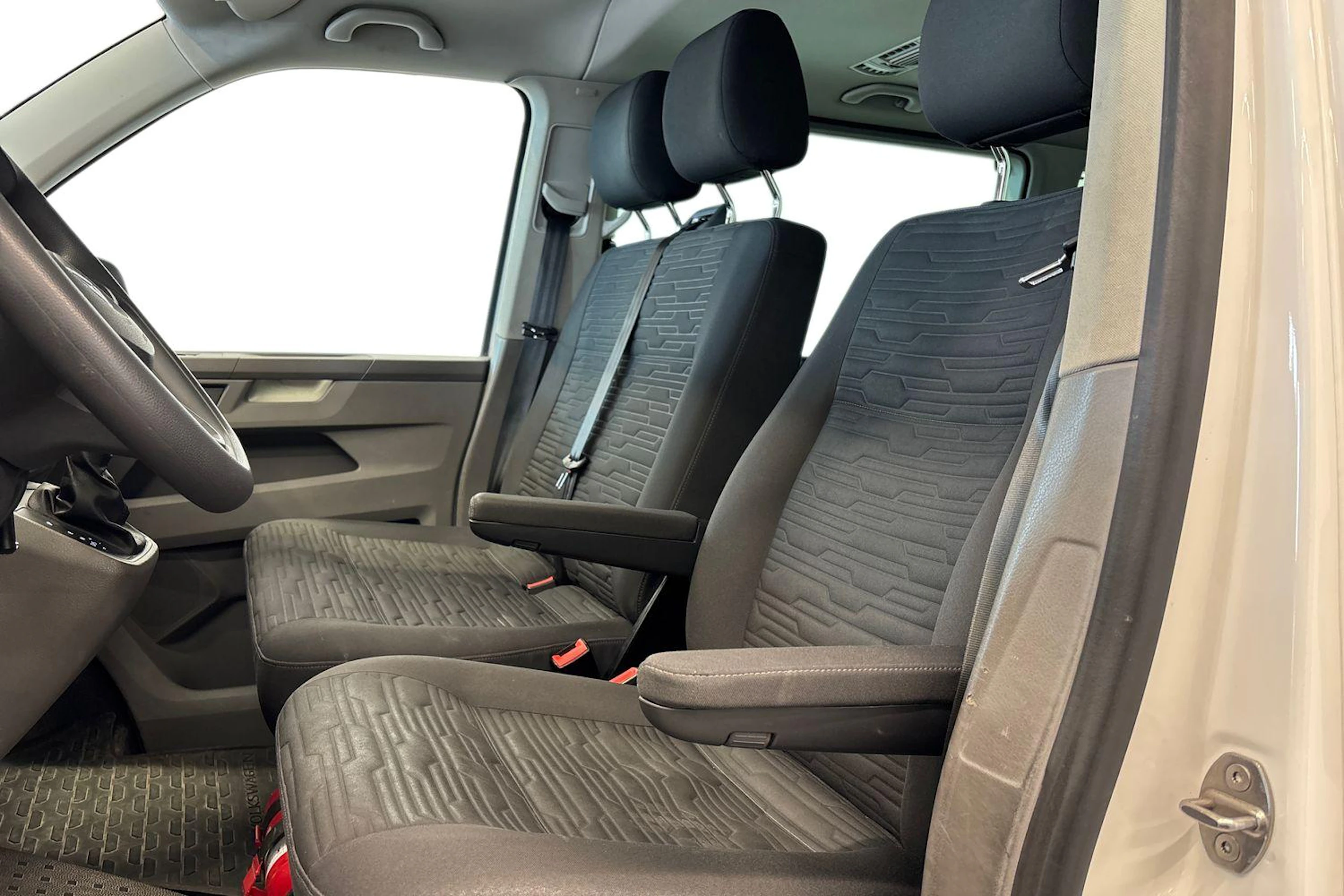 valkoinen Volkswagen Caravelle 2020 kuva 8.