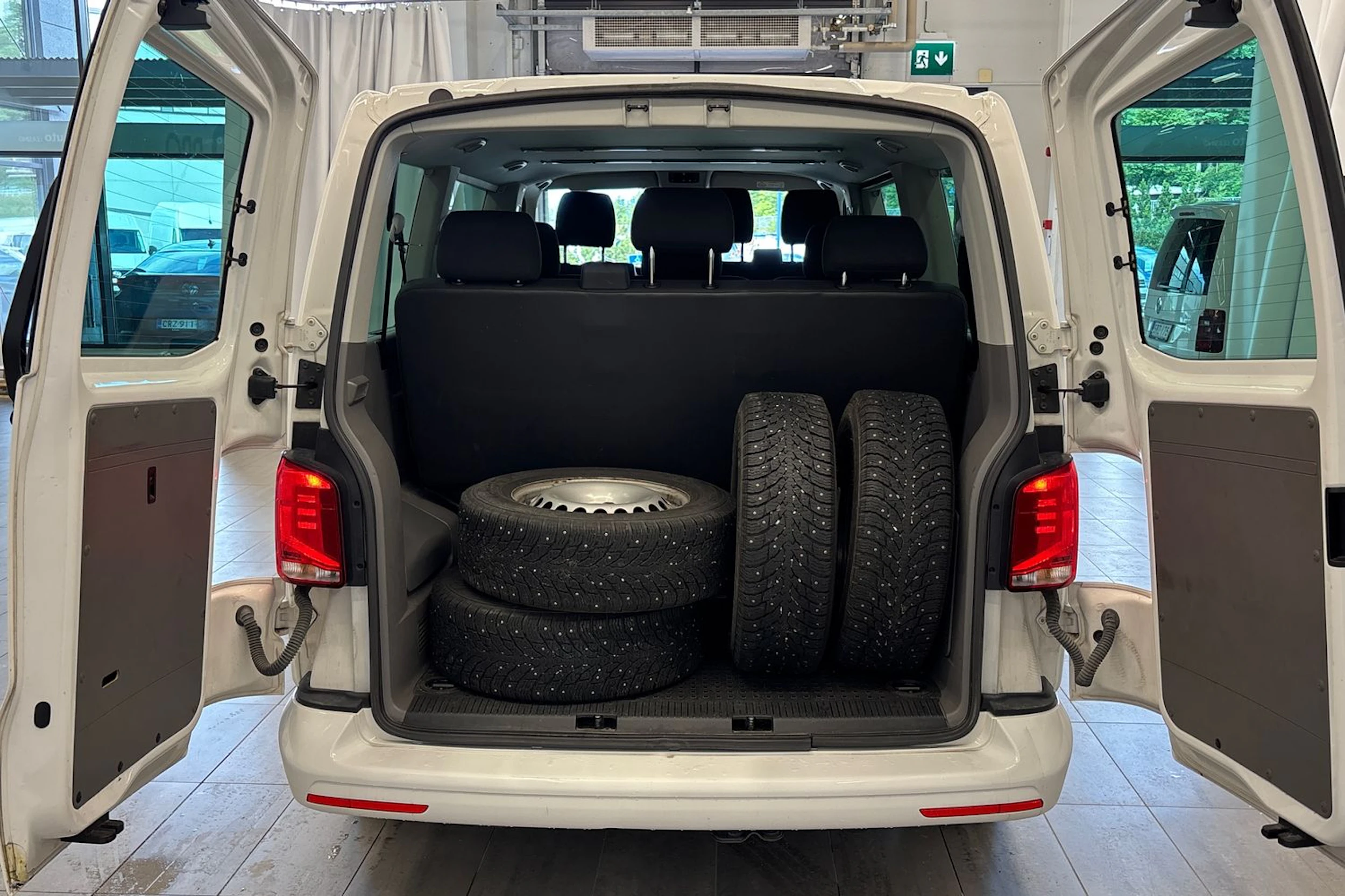 valkoinen Volkswagen Caravelle 2020 kuva 11.