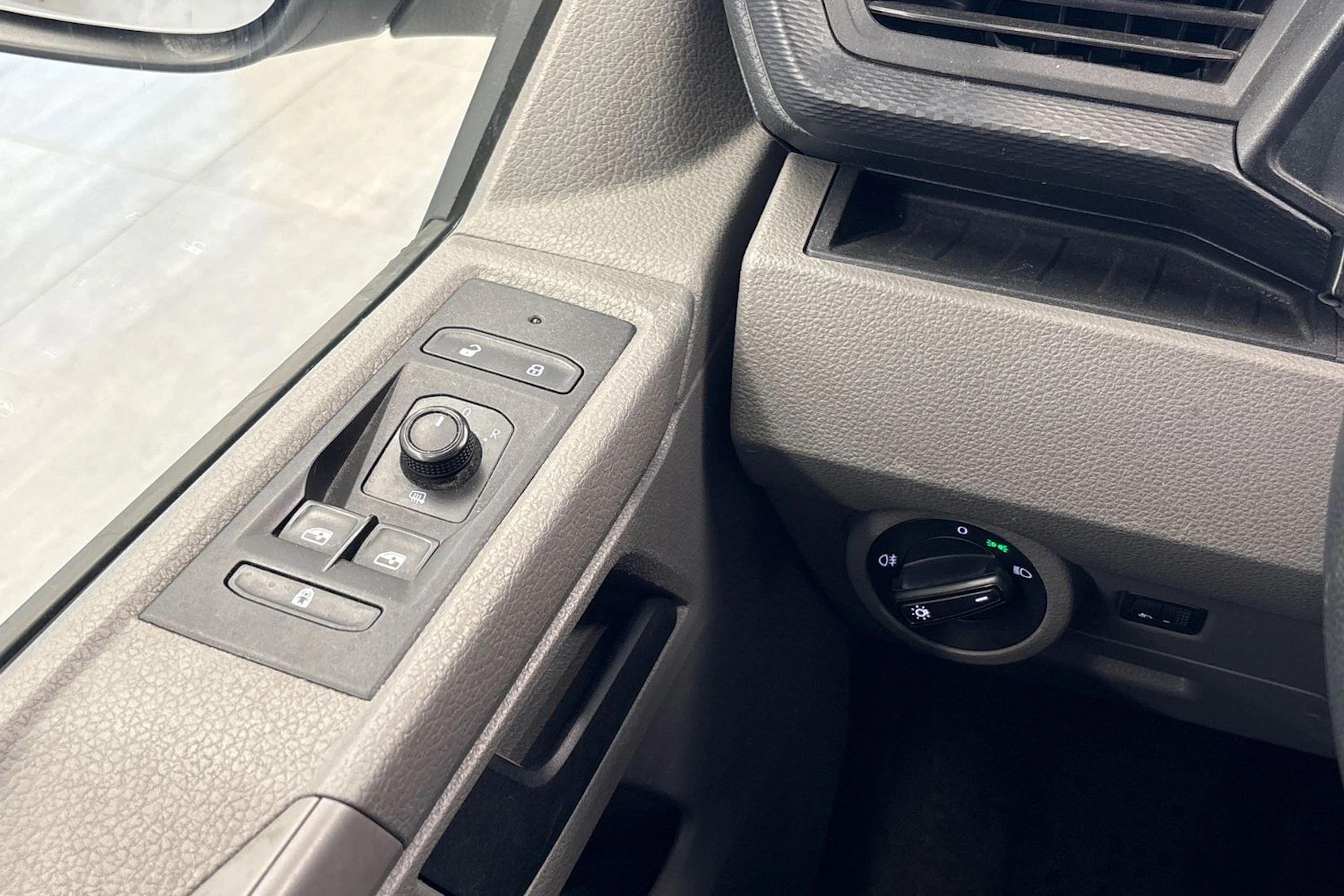 valkoinen Volkswagen Caravelle 2020 kuva 12.
