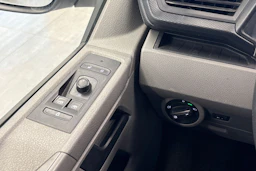 valkoinen Volkswagen Caravelle 2020 kuva 12.