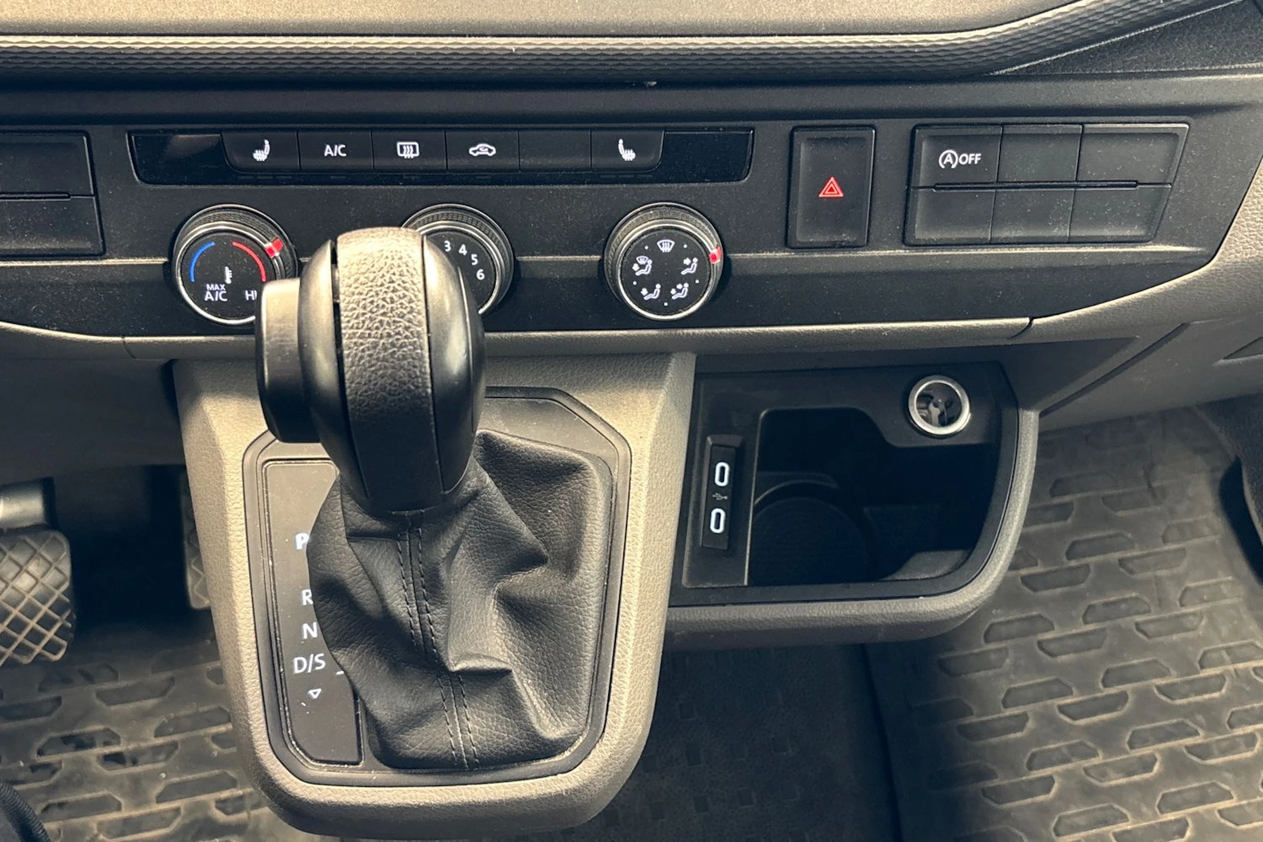 valkoinen Volkswagen Caravelle 2020 kuva 13.