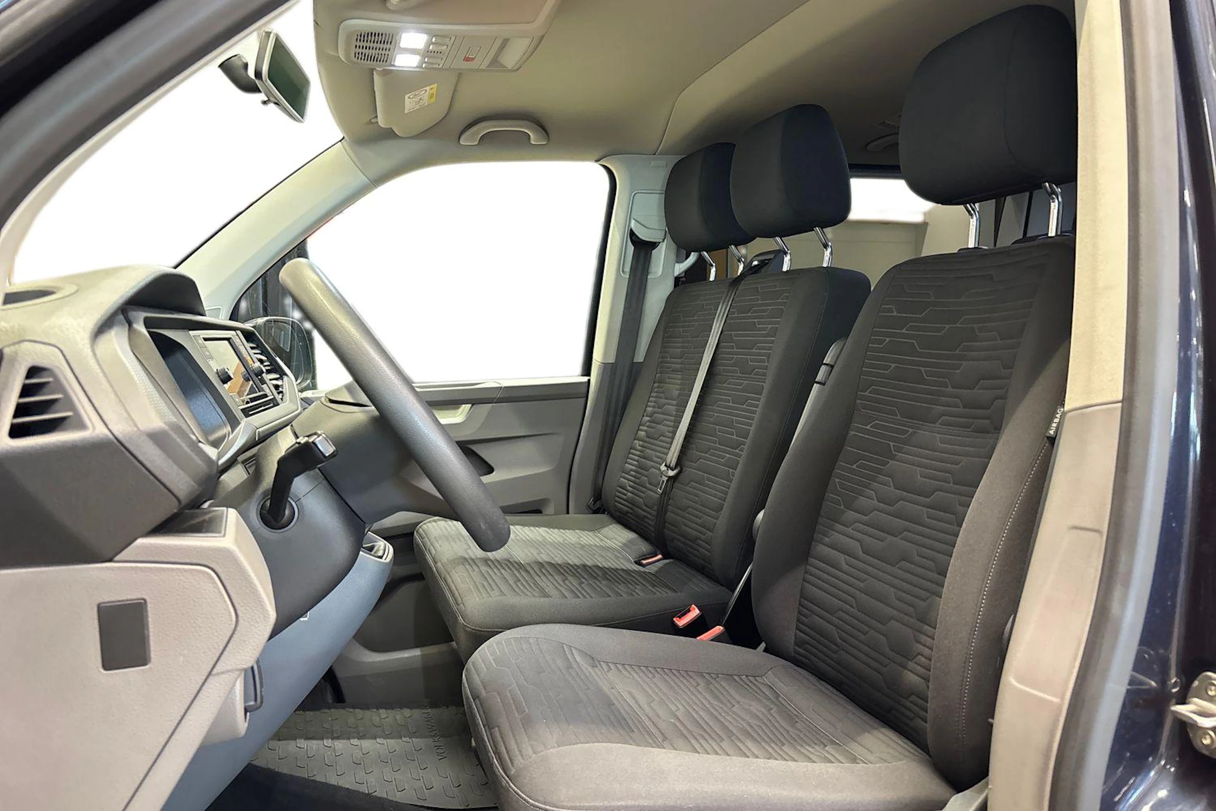 sininen Volkswagen Caravelle 2020 kuva 8.