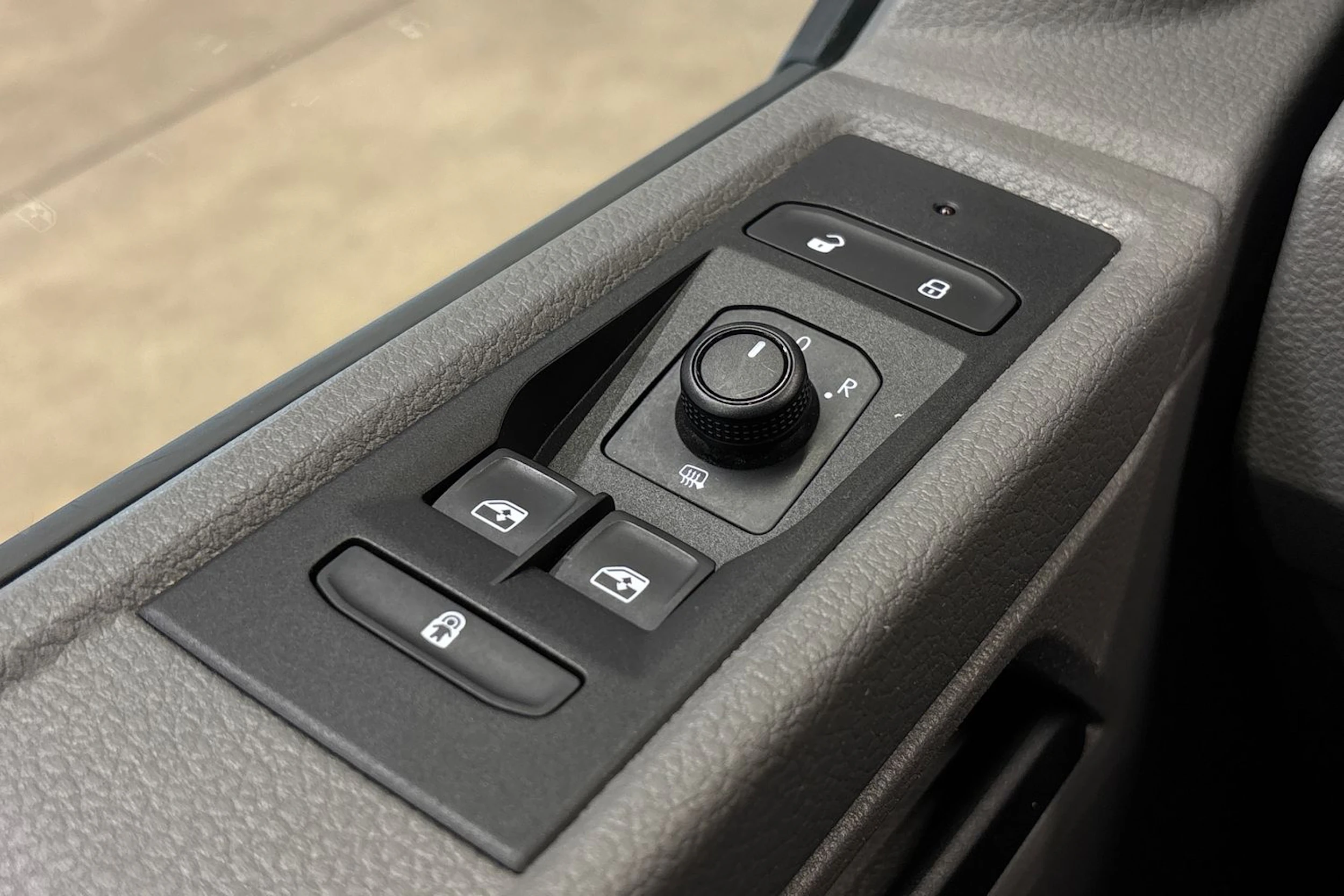 sininen Volkswagen Caravelle 2020 kuva 15.