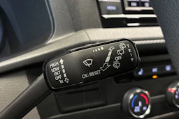 sininen Volkswagen Caravelle 2020 kuva 18.