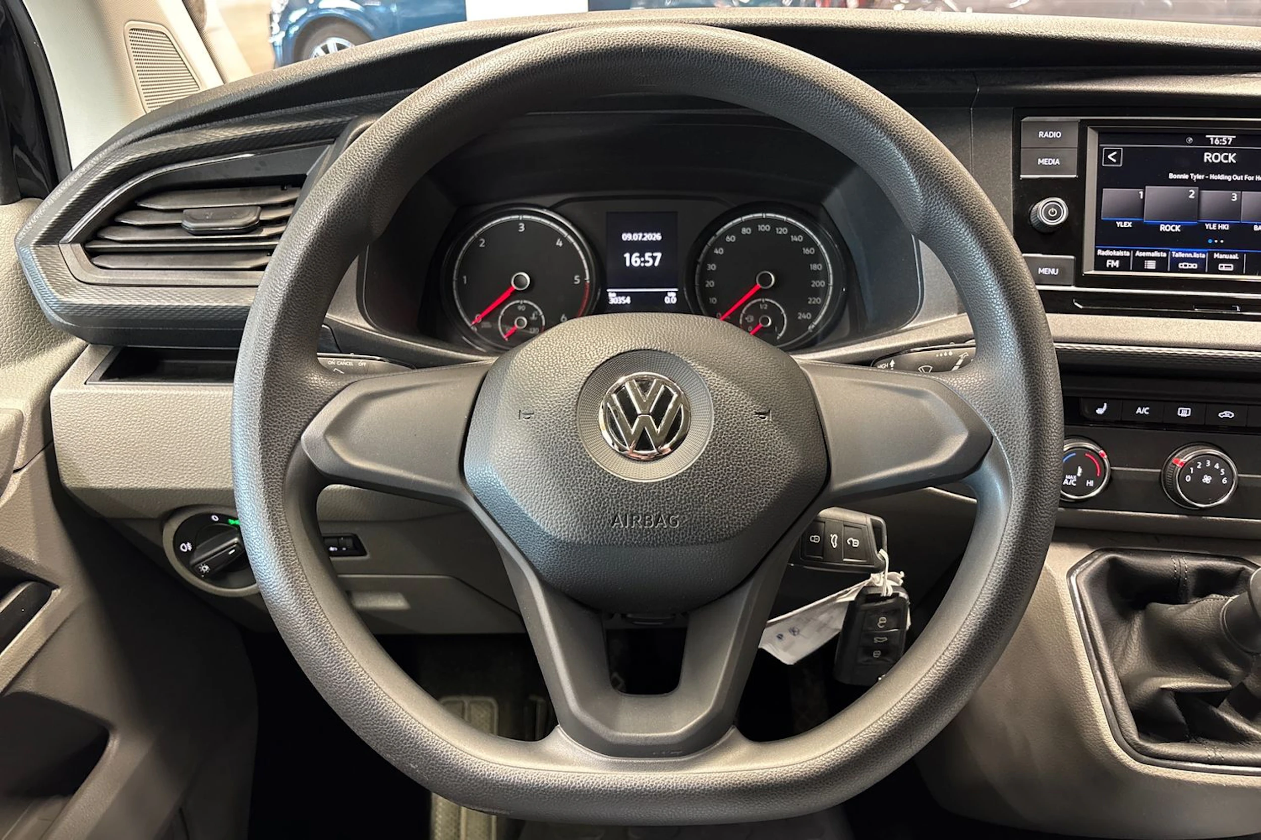 sininen Volkswagen Caravelle 2020 kuva 19.