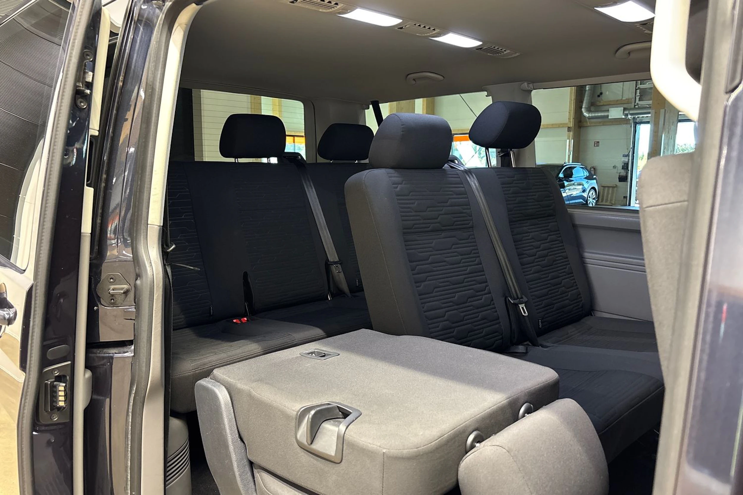 sininen Volkswagen Caravelle 2020 kuva 28.