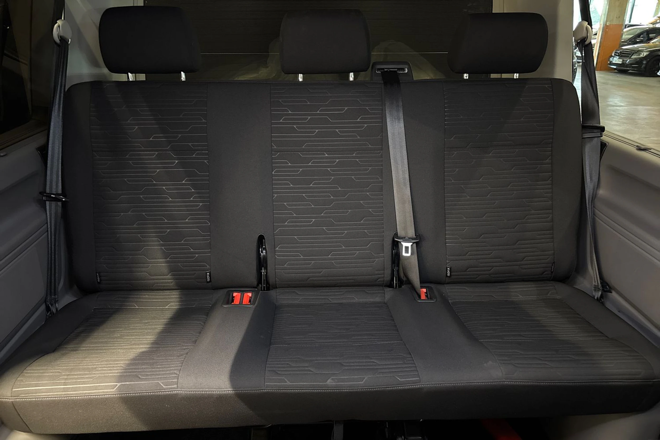 sininen Volkswagen Caravelle 2020 kuva 29.