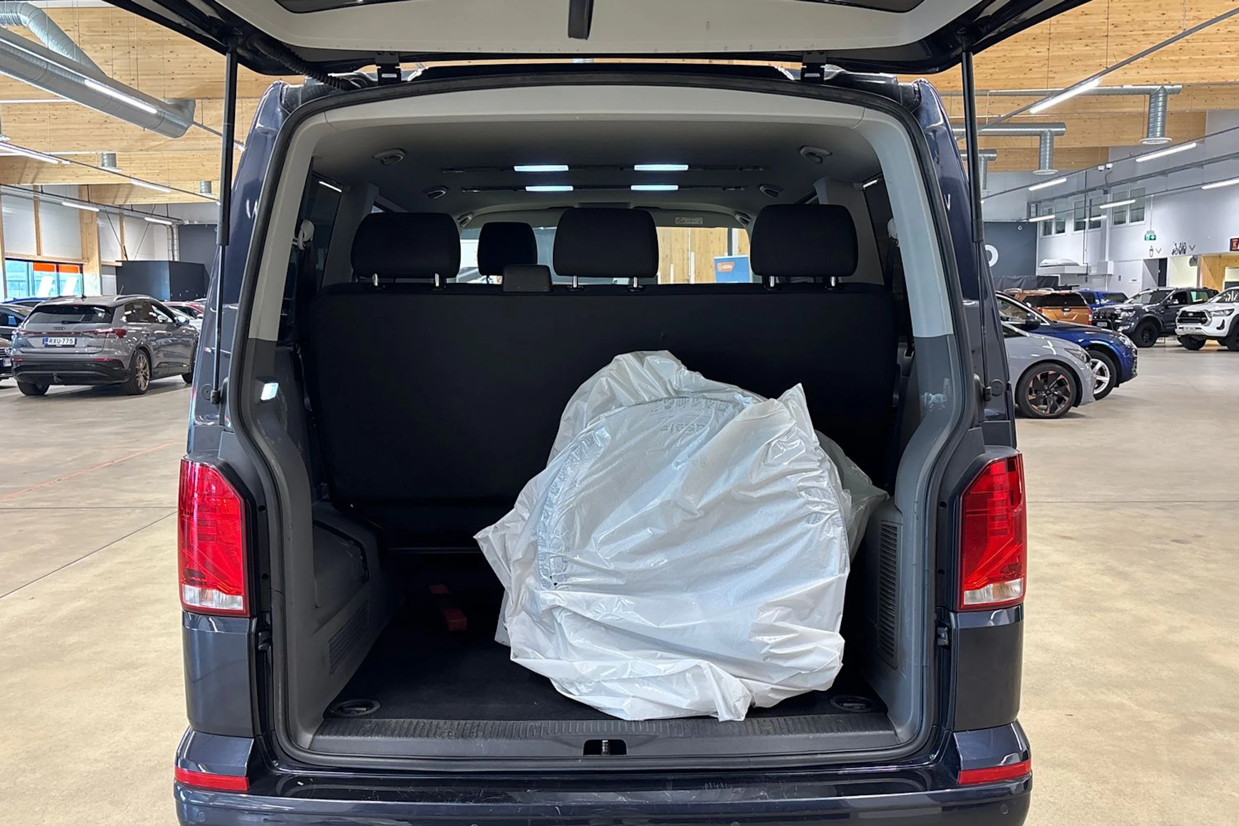 sininen Volkswagen Caravelle 2020 kuva 30.