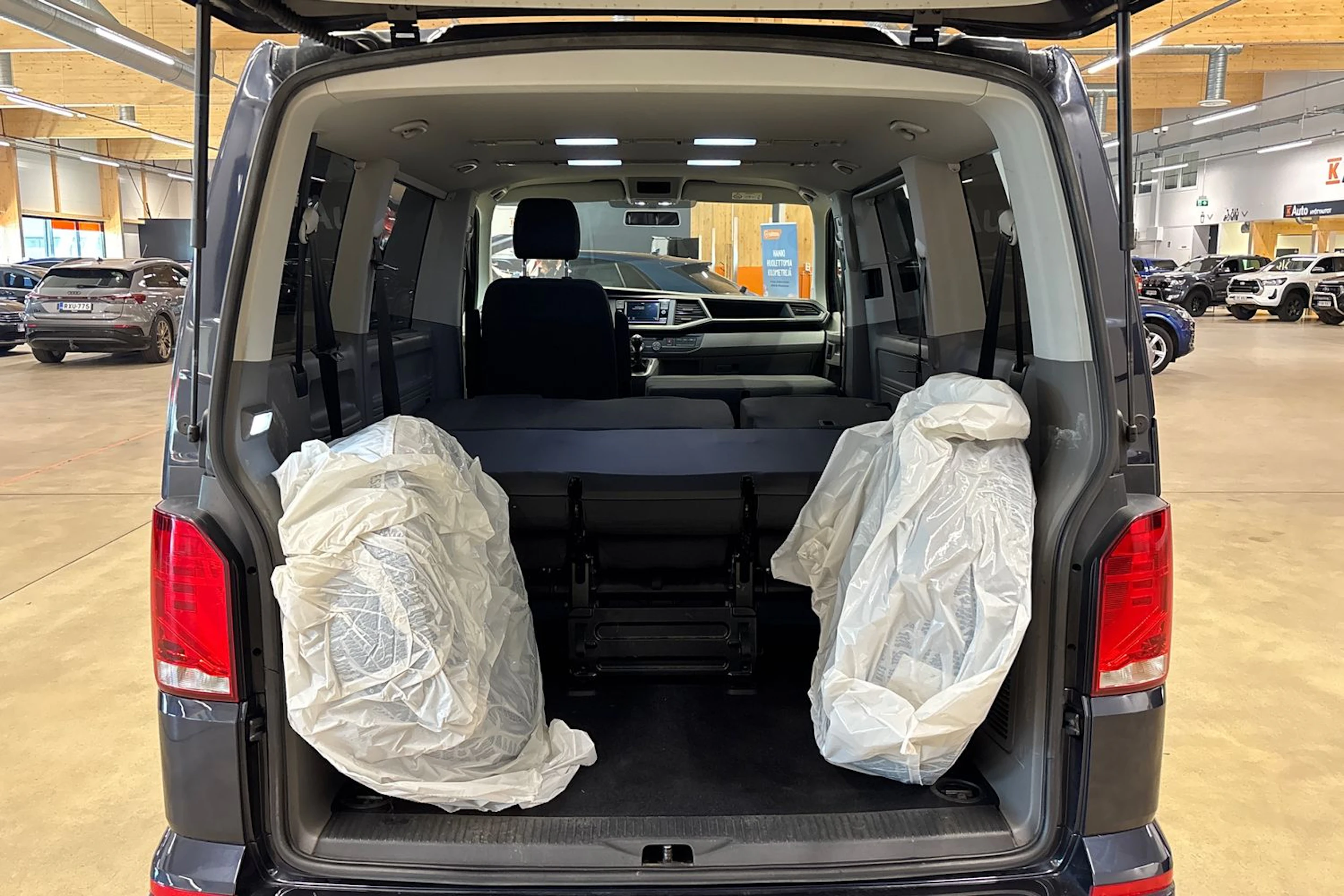 sininen Volkswagen Caravelle 2020 kuva 31.