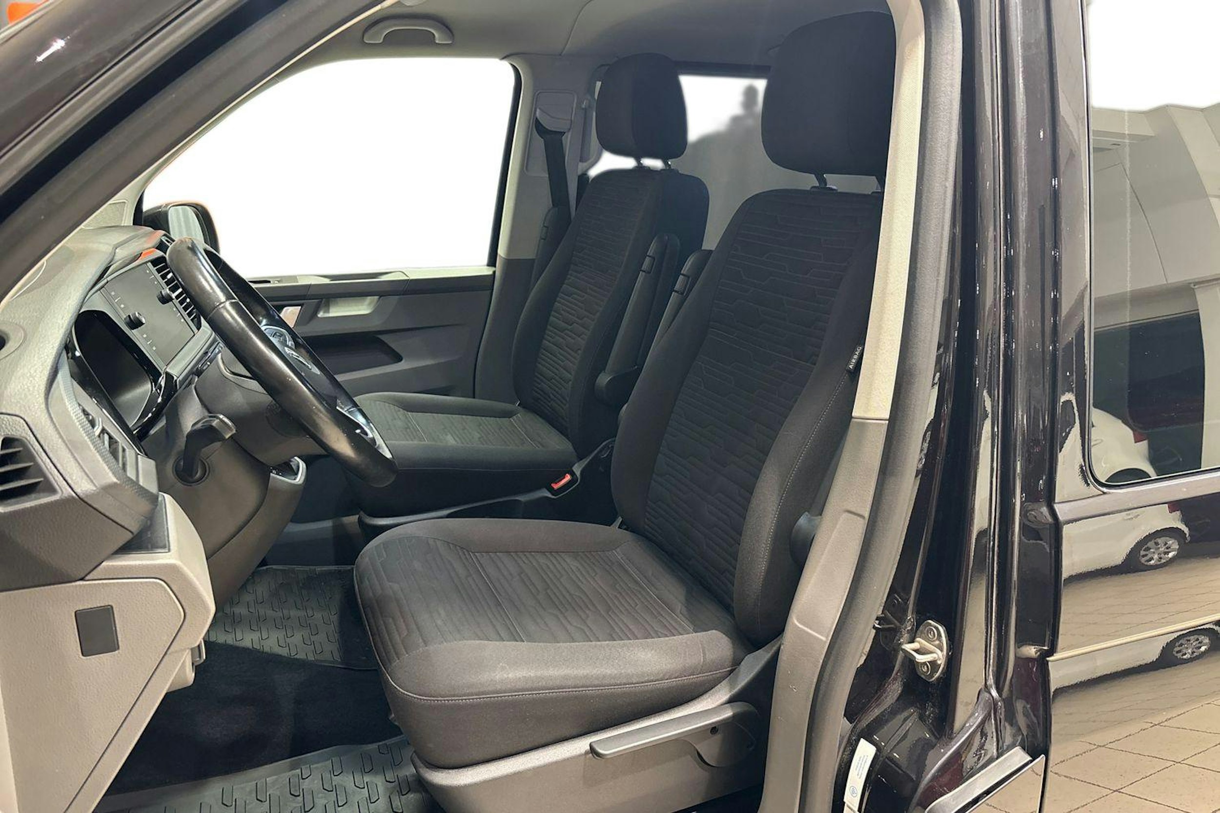 Musta Volkswagen CARAVELLE 2020 kuva 10.