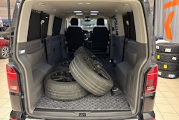 Musta Volkswagen CARAVELLE 2020 kuva 13.