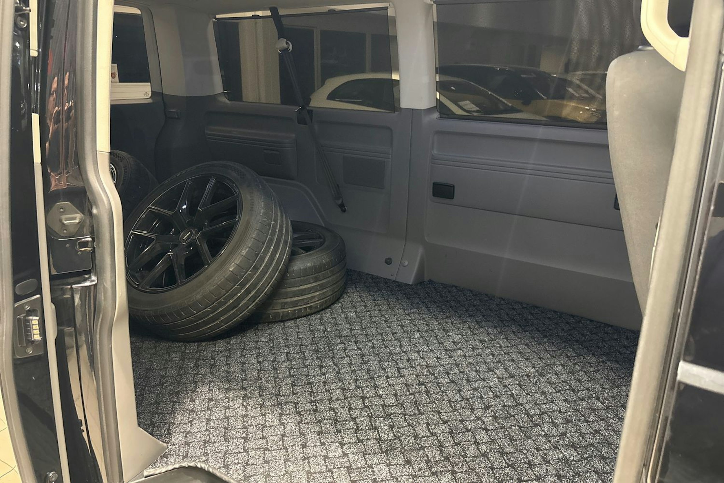 Musta Volkswagen CARAVELLE 2020 kuva 16.