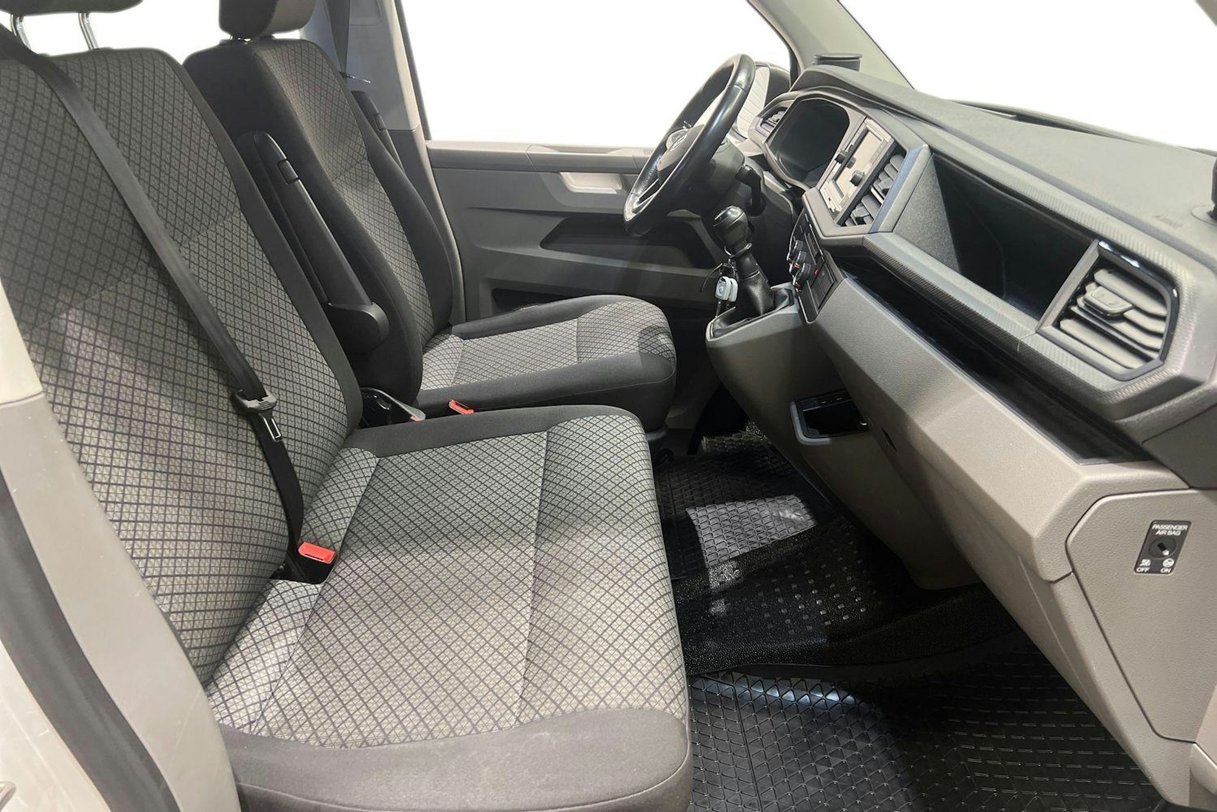 Valkoinen Volkswagen Caravelle 2020 kuva 11.