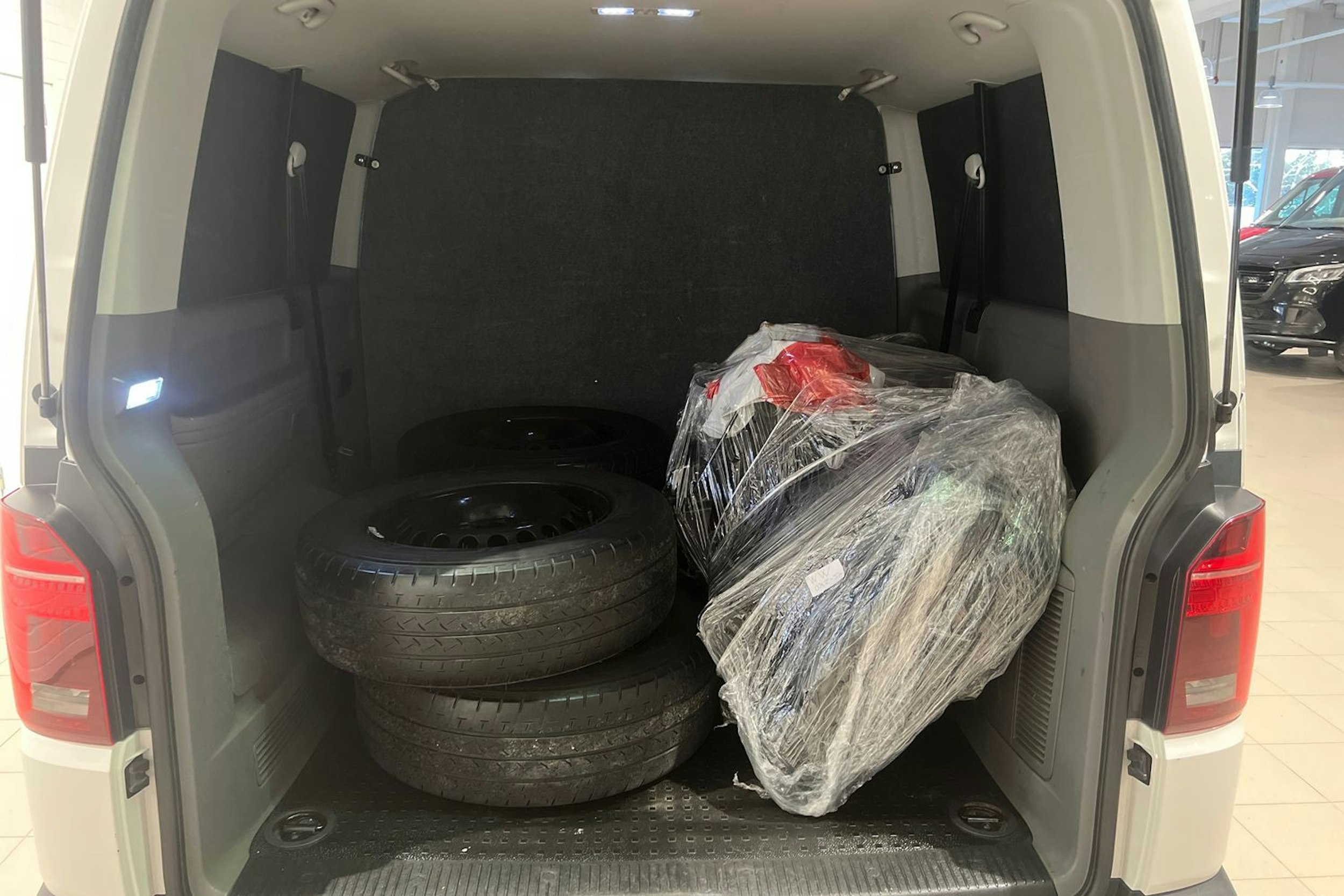 Valkoinen Volkswagen Caravelle 2020 kuva 19.