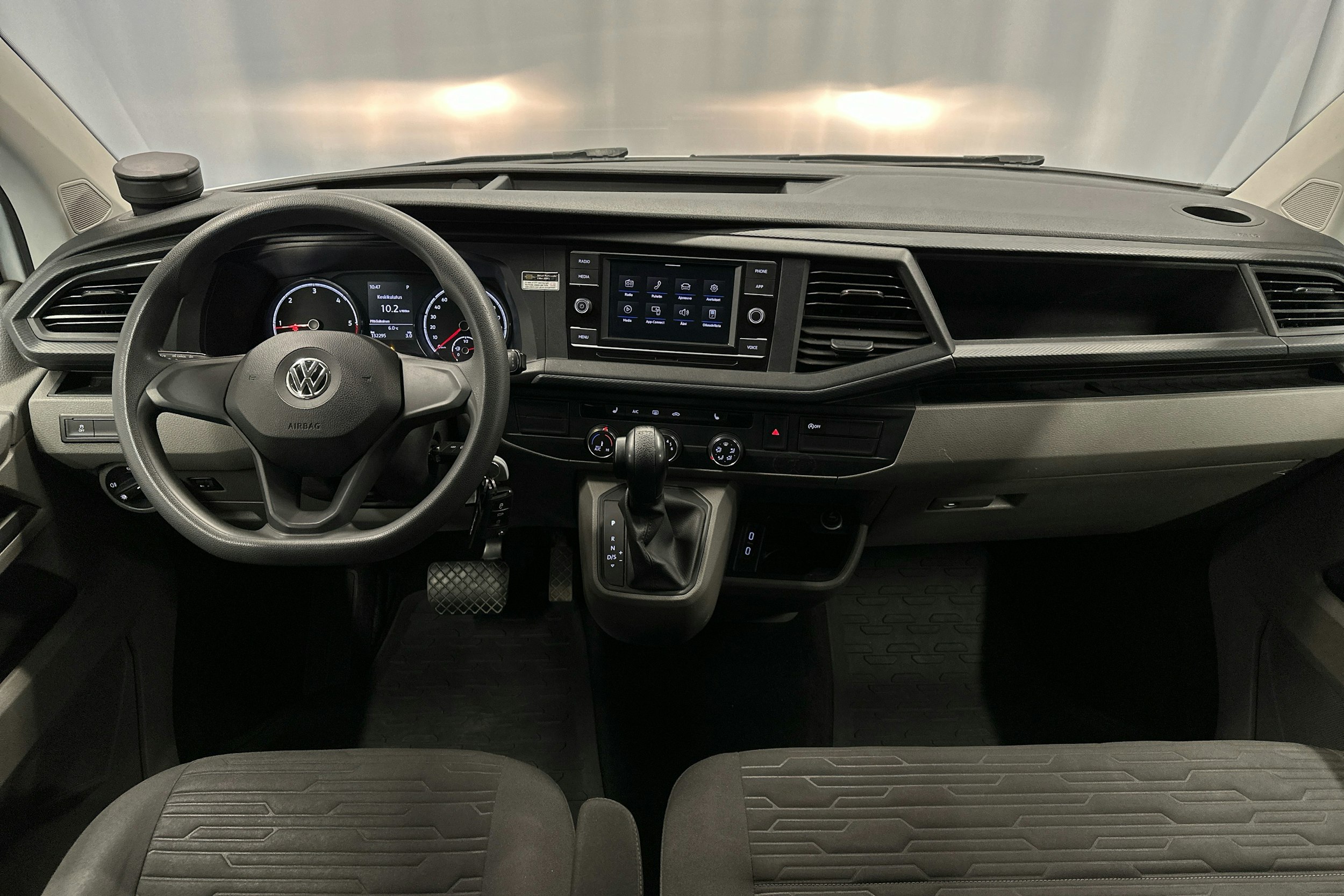 valkoinen Volkswagen Caravelle 2020 kuva 7.