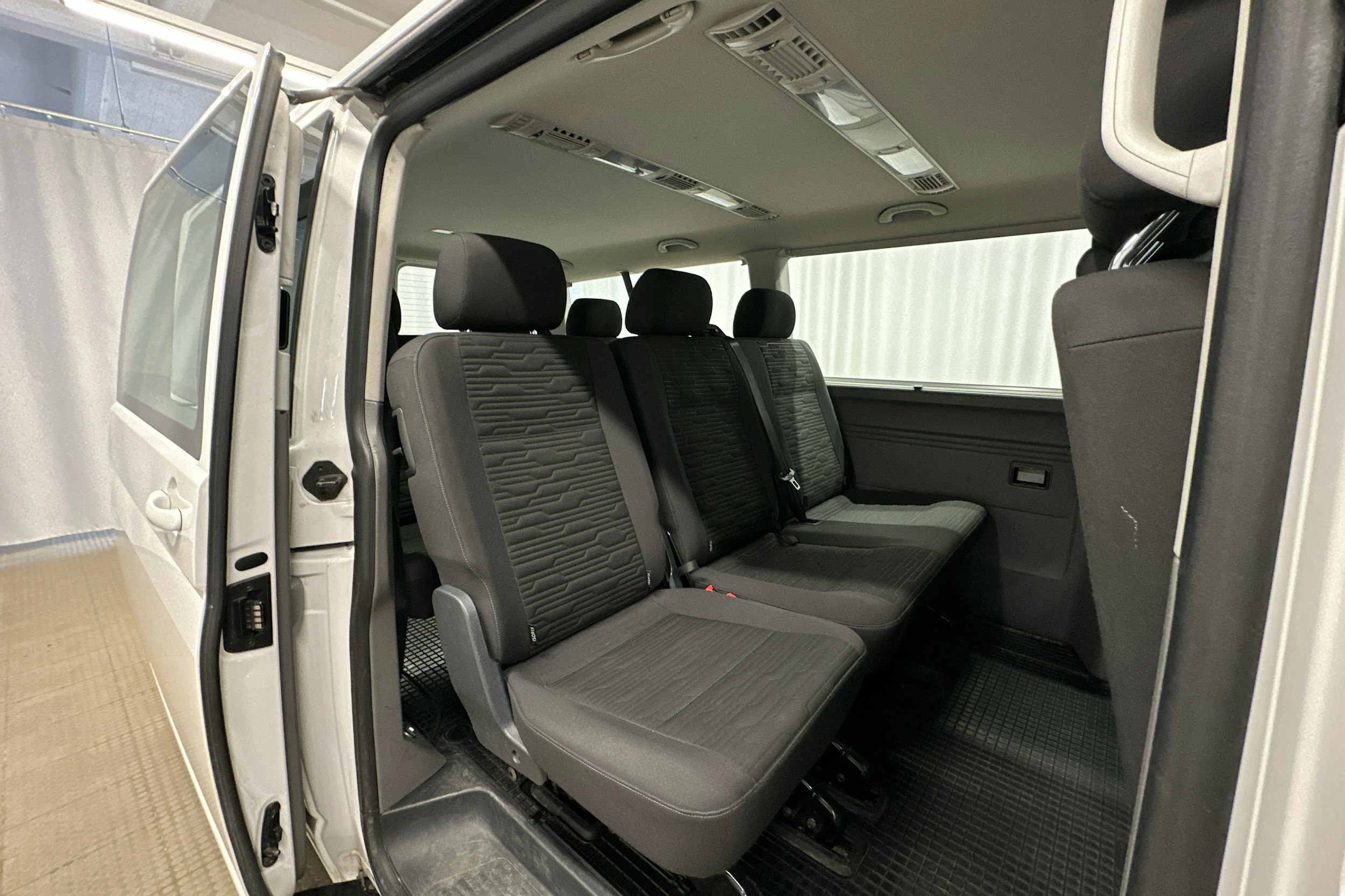valkoinen Volkswagen Caravelle 2020 kuva 8.