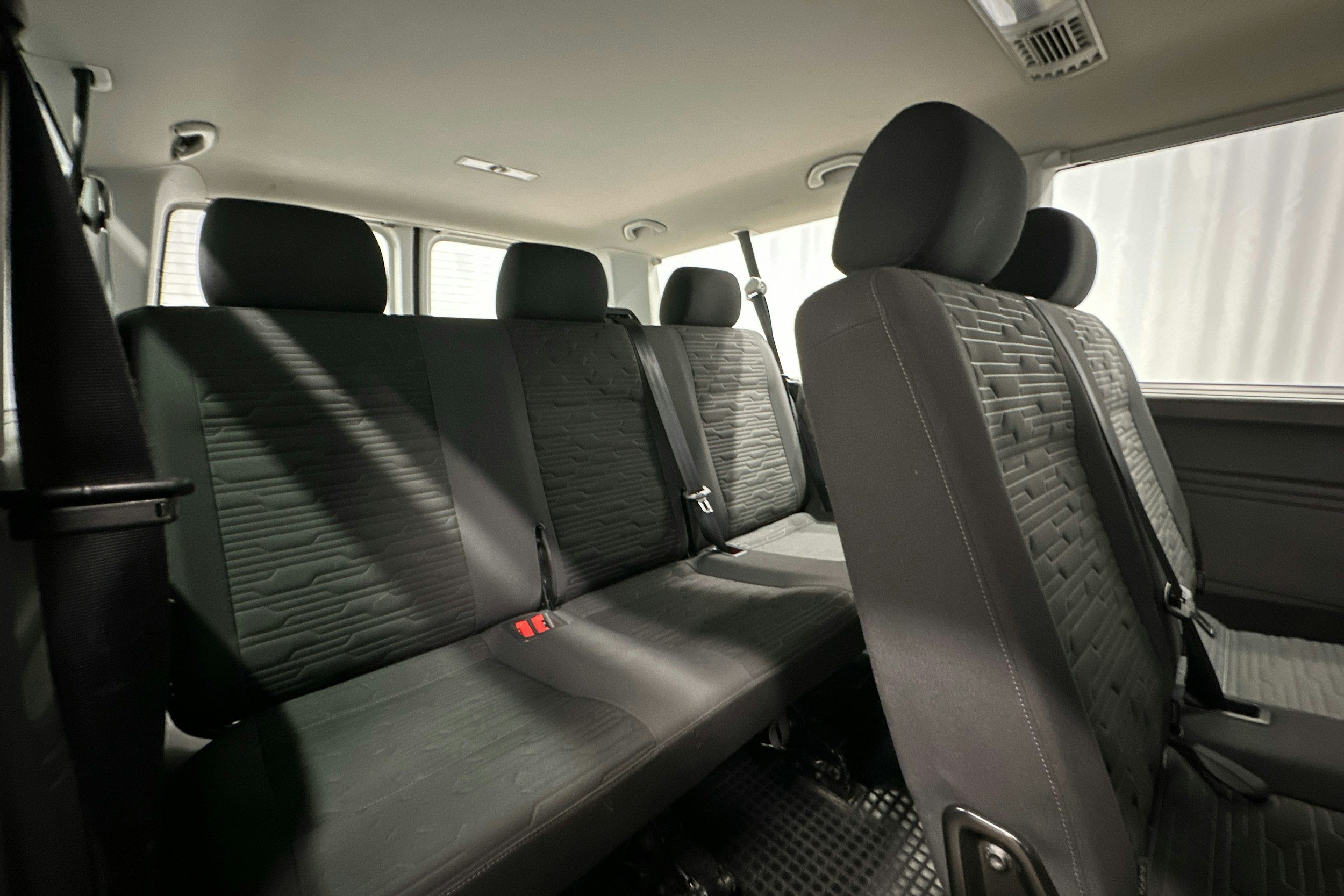 valkoinen Volkswagen Caravelle 2020 kuva 10.