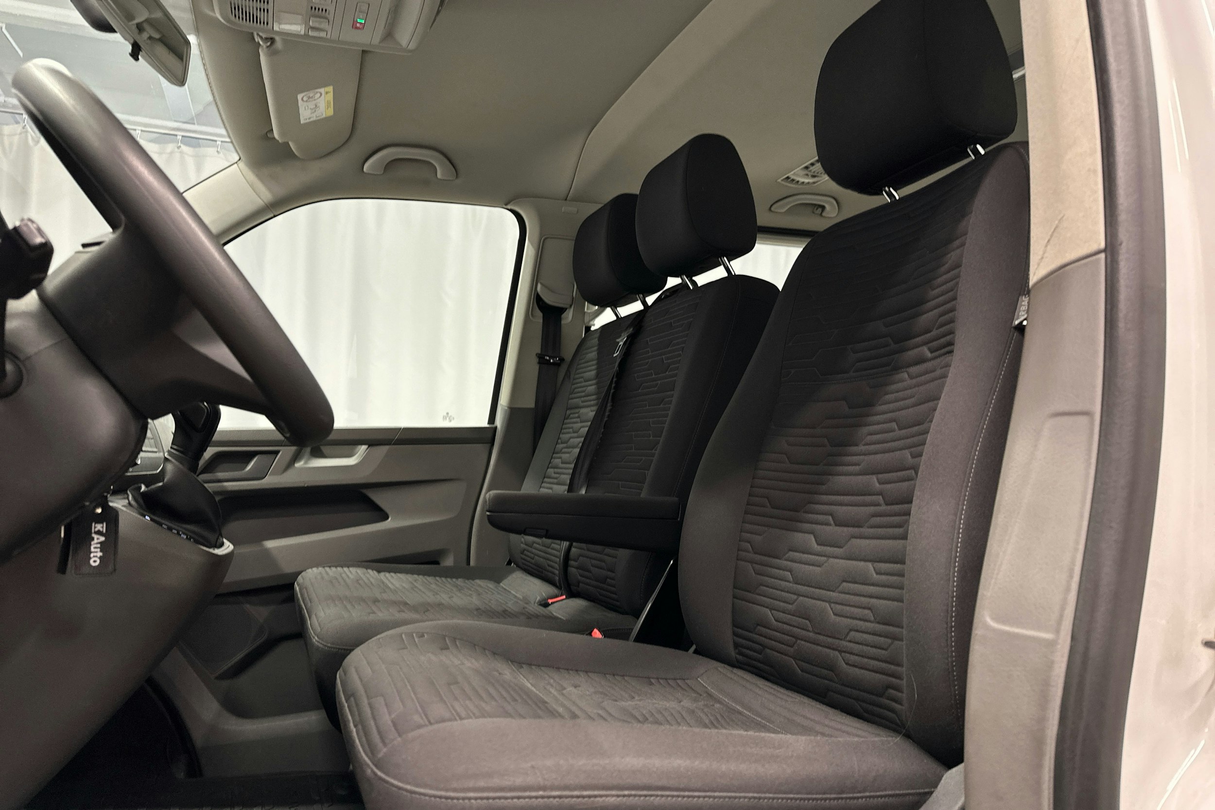 valkoinen Volkswagen Caravelle 2020 kuva 12.
