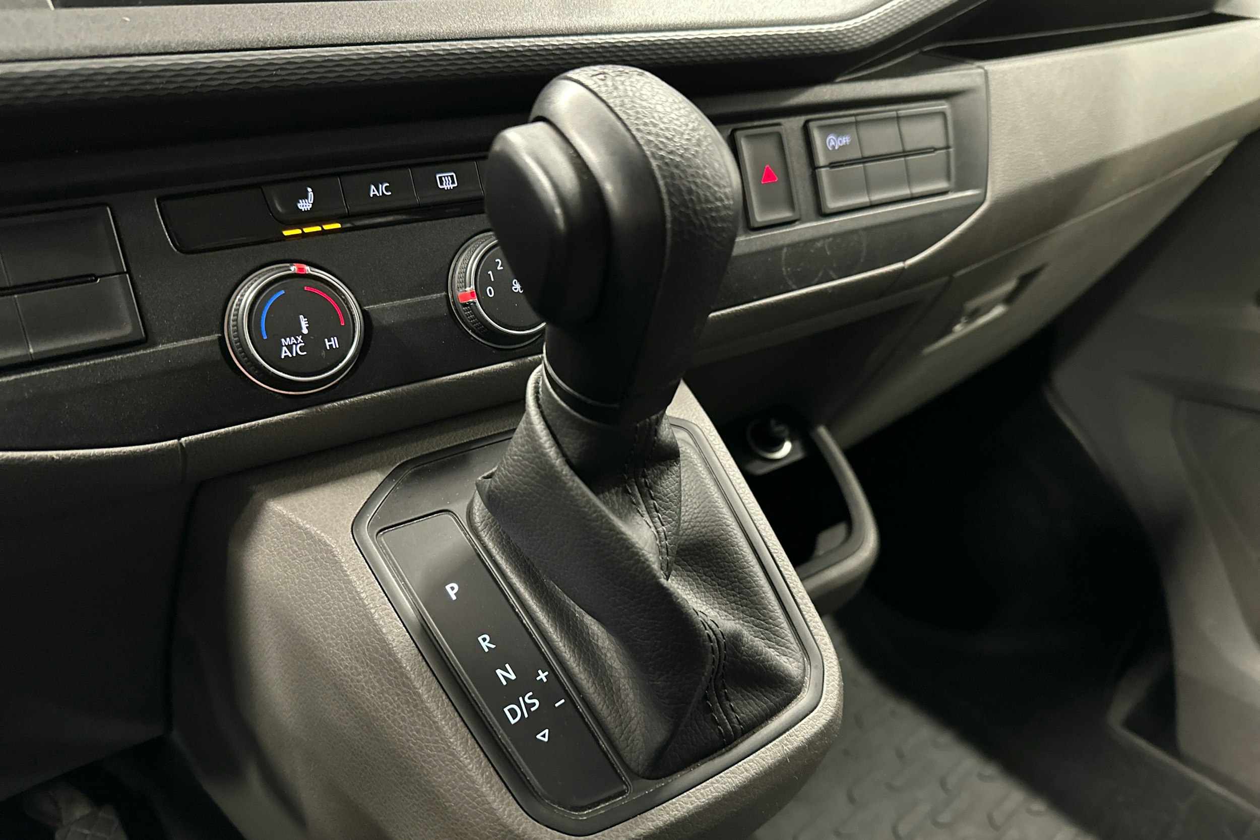 valkoinen Volkswagen Caravelle 2020 kuva 16.