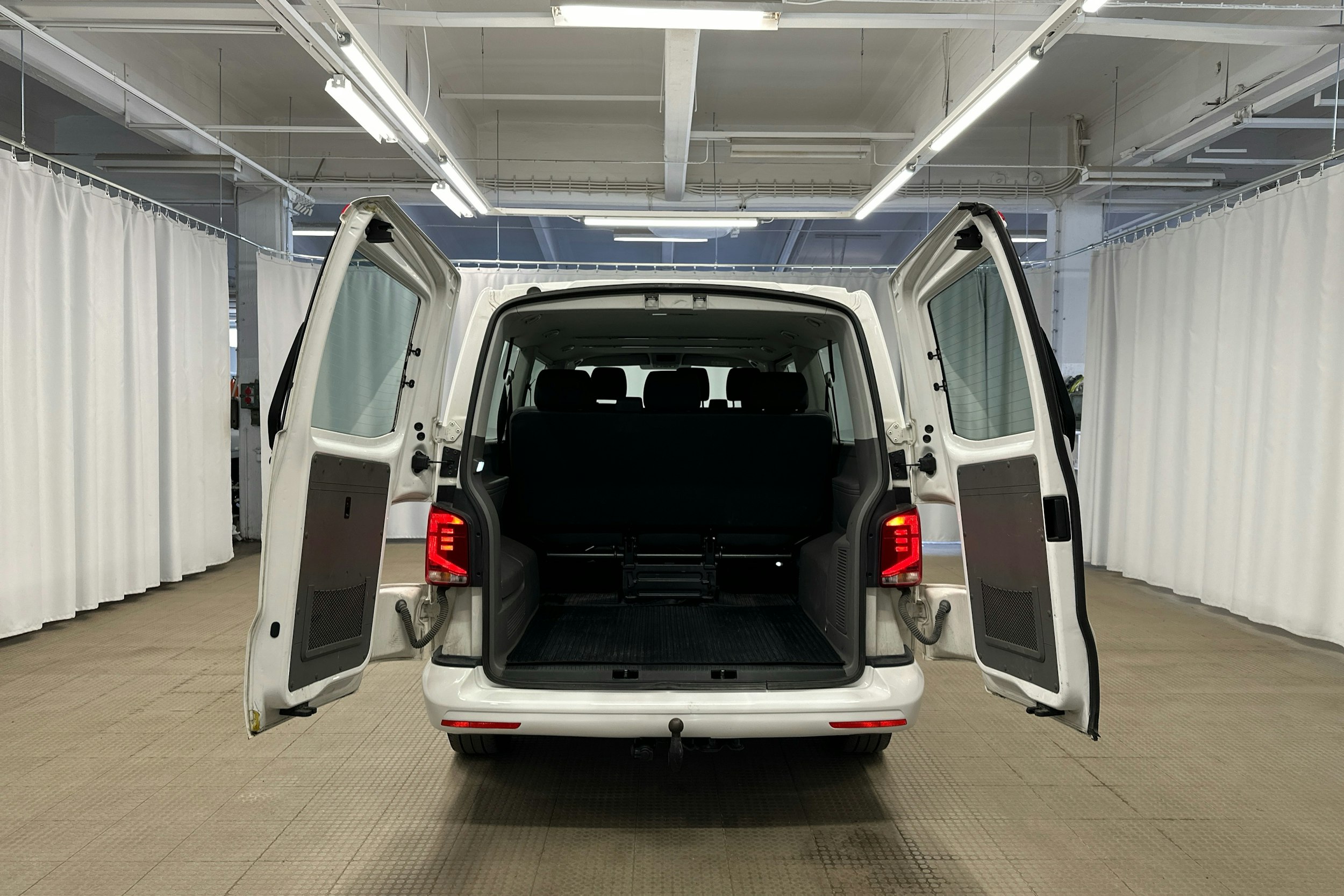 valkoinen Volkswagen Caravelle 2020 kuva 19.