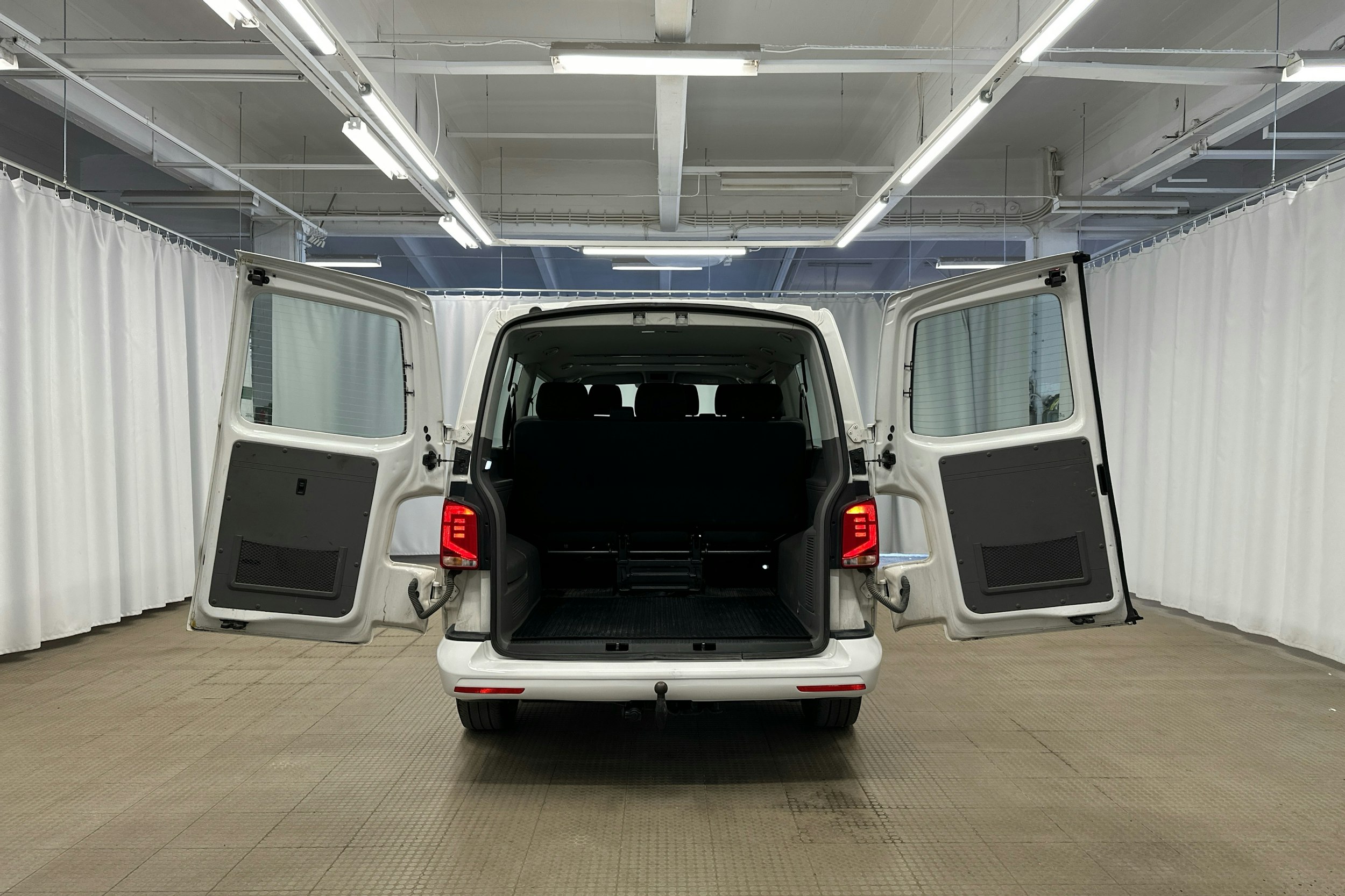valkoinen Volkswagen Caravelle 2020 kuva 20.