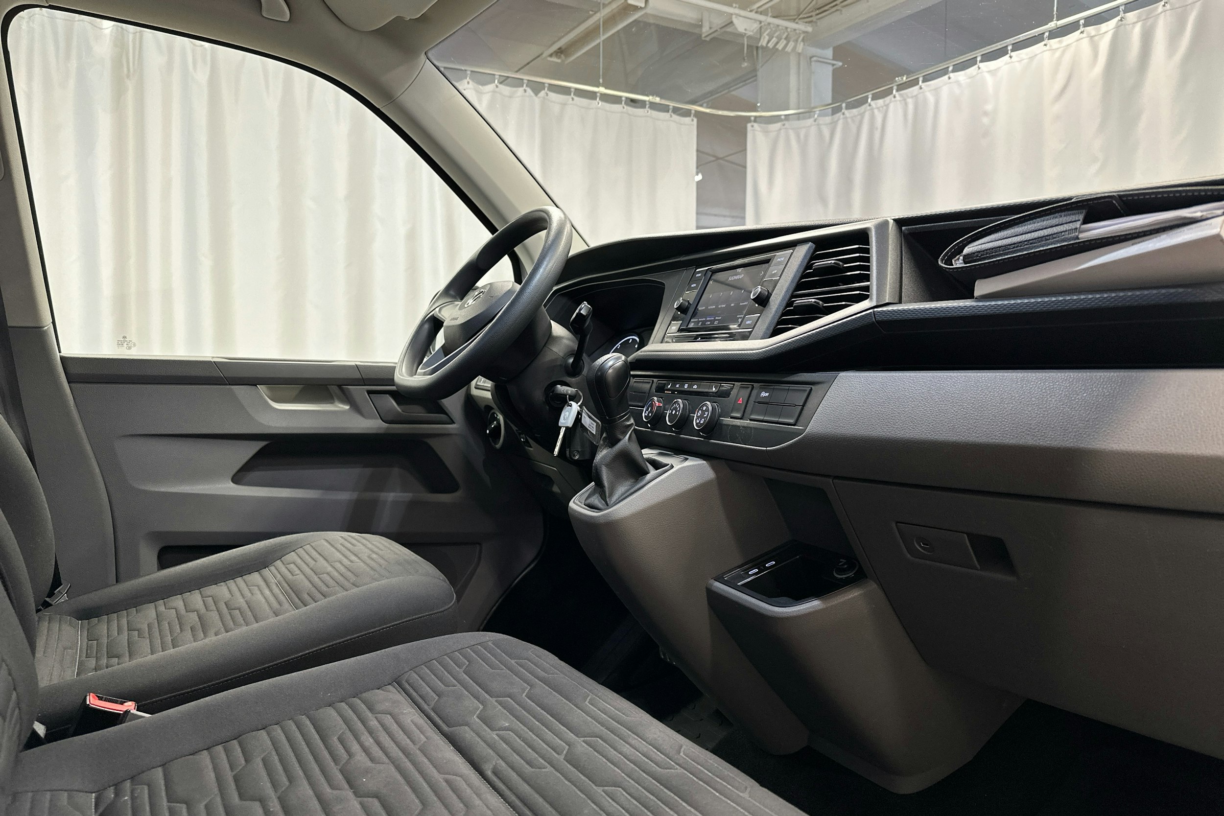 valkoinen Volkswagen Caravelle 2020 kuva 6.