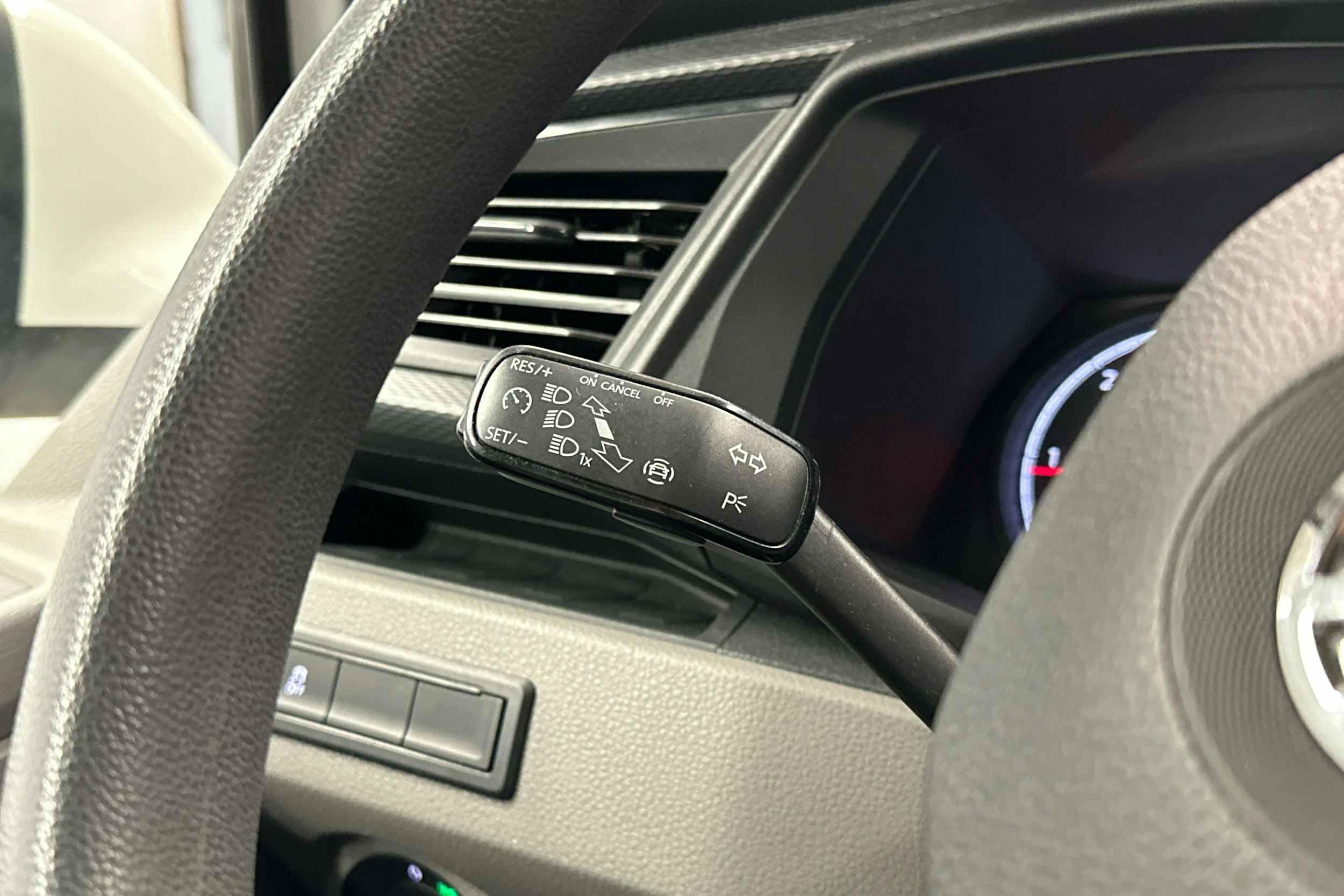 valkoinen Volkswagen Caravelle 2020 kuva 7.