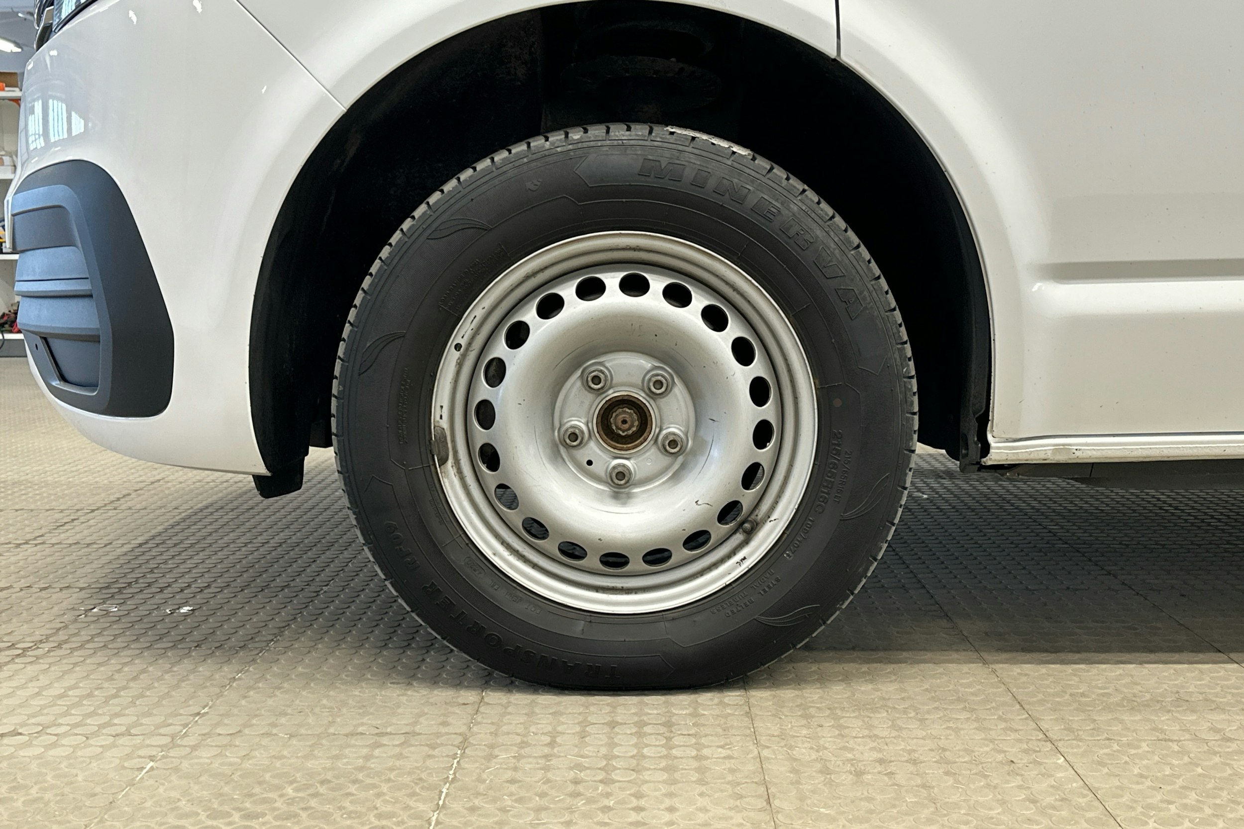 valkoinen Volkswagen Caravelle 2020 kuva 9.