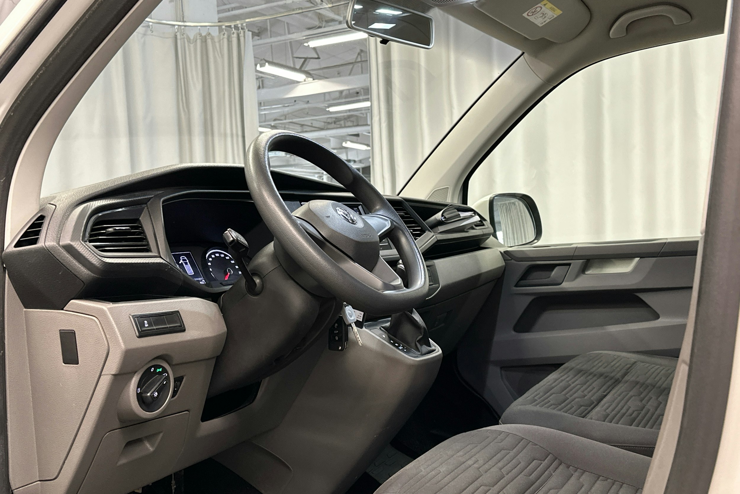 valkoinen Volkswagen Caravelle 2020 kuva 10.