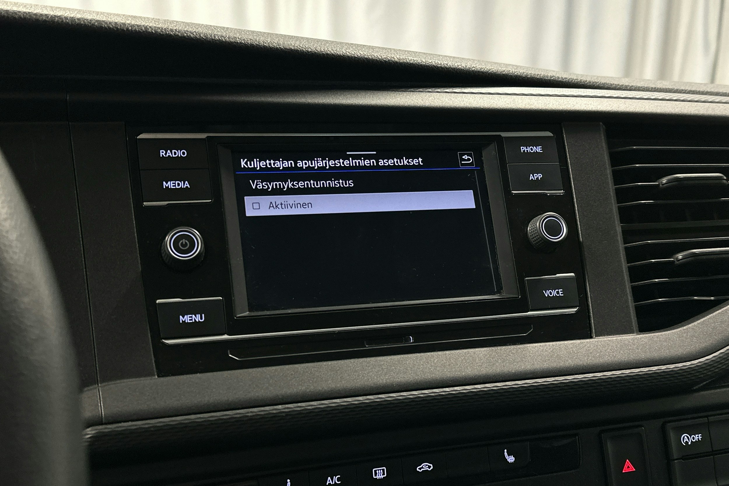 valkoinen Volkswagen Caravelle 2020 kuva 12.
