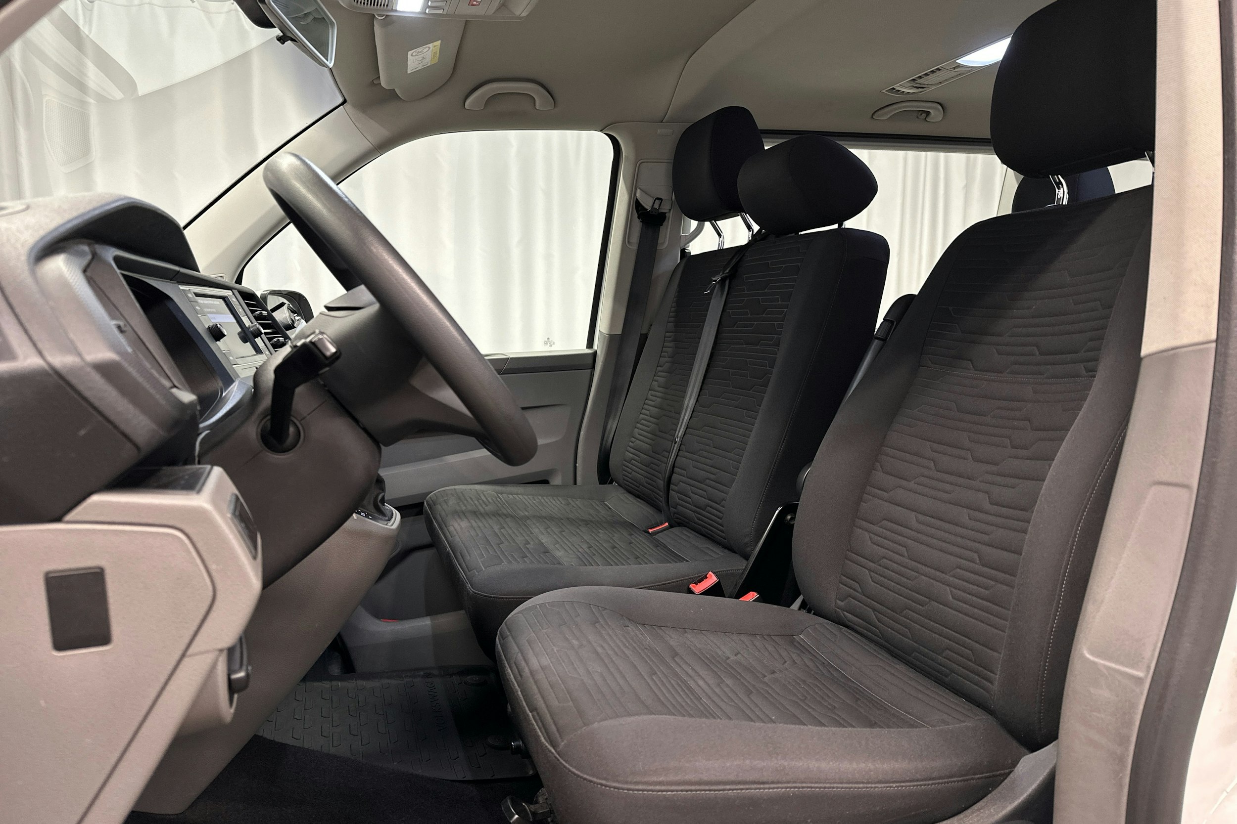 valkoinen Volkswagen Caravelle 2020 kuva 15.