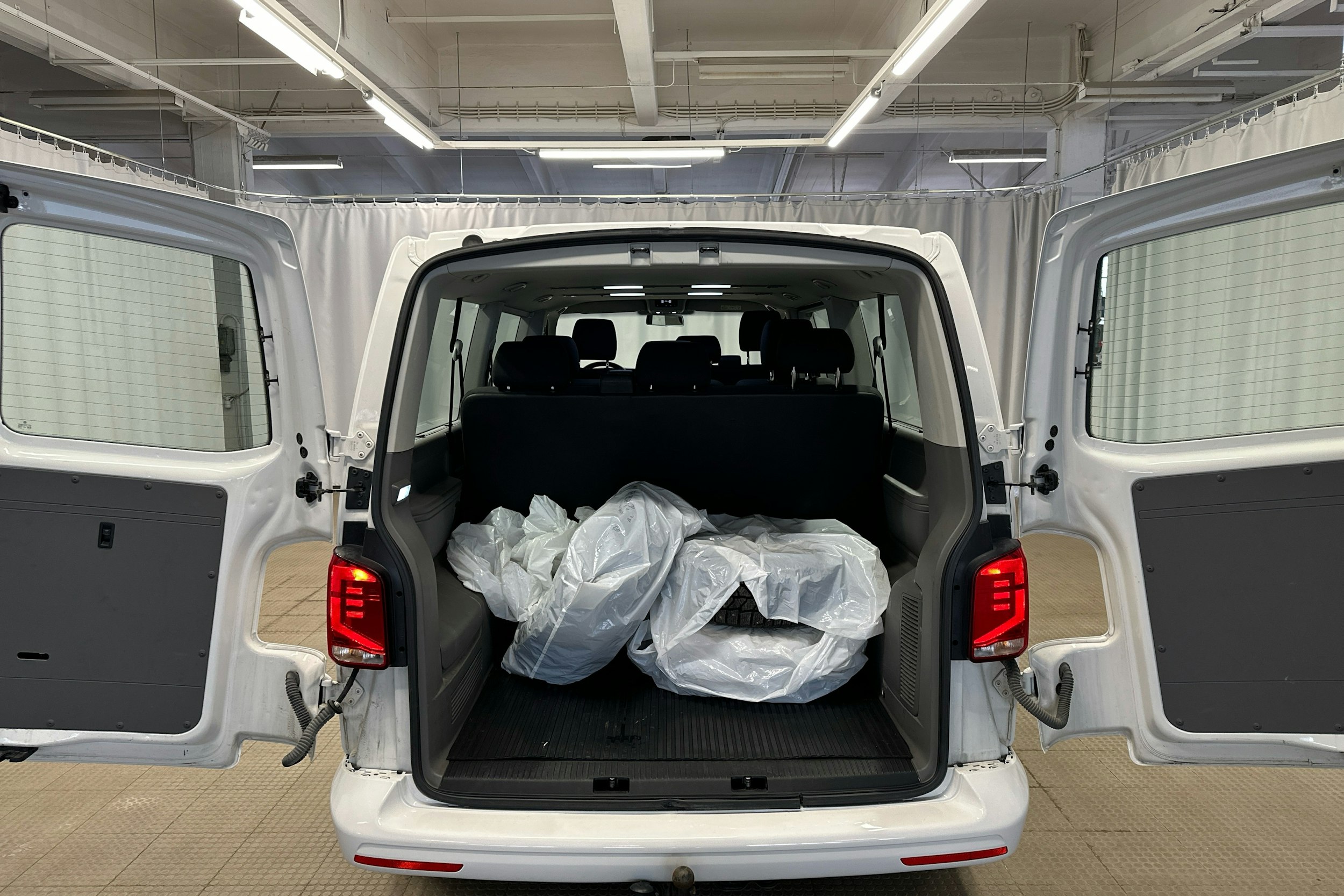 valkoinen Volkswagen Caravelle 2020 kuva 16.