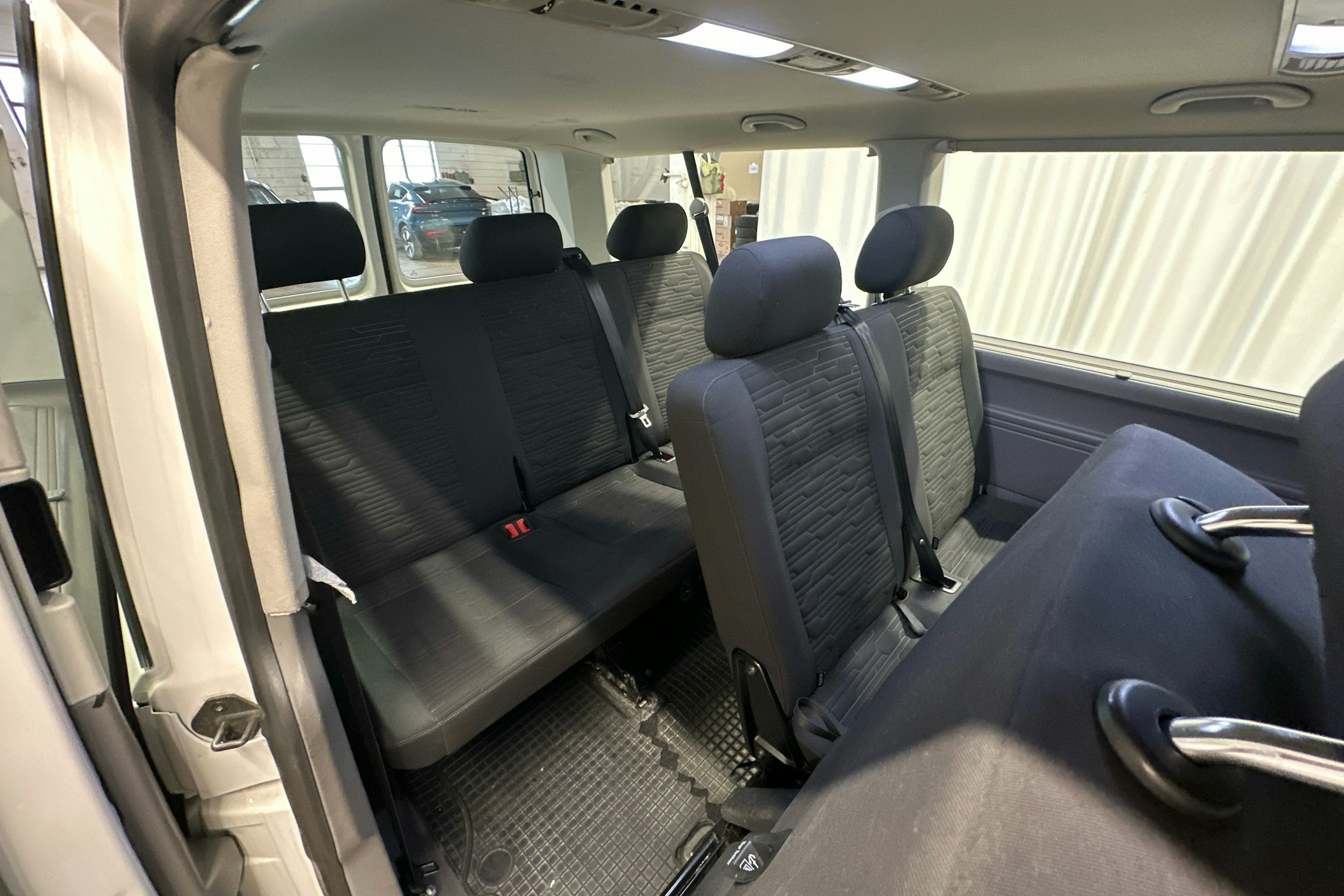 valkoinen Volkswagen Caravelle 2020 kuva 17.