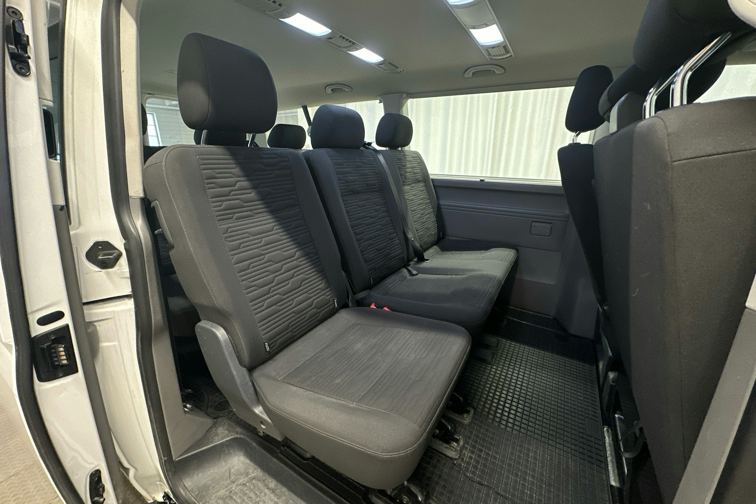 valkoinen Volkswagen Caravelle 2020 kuva 18.