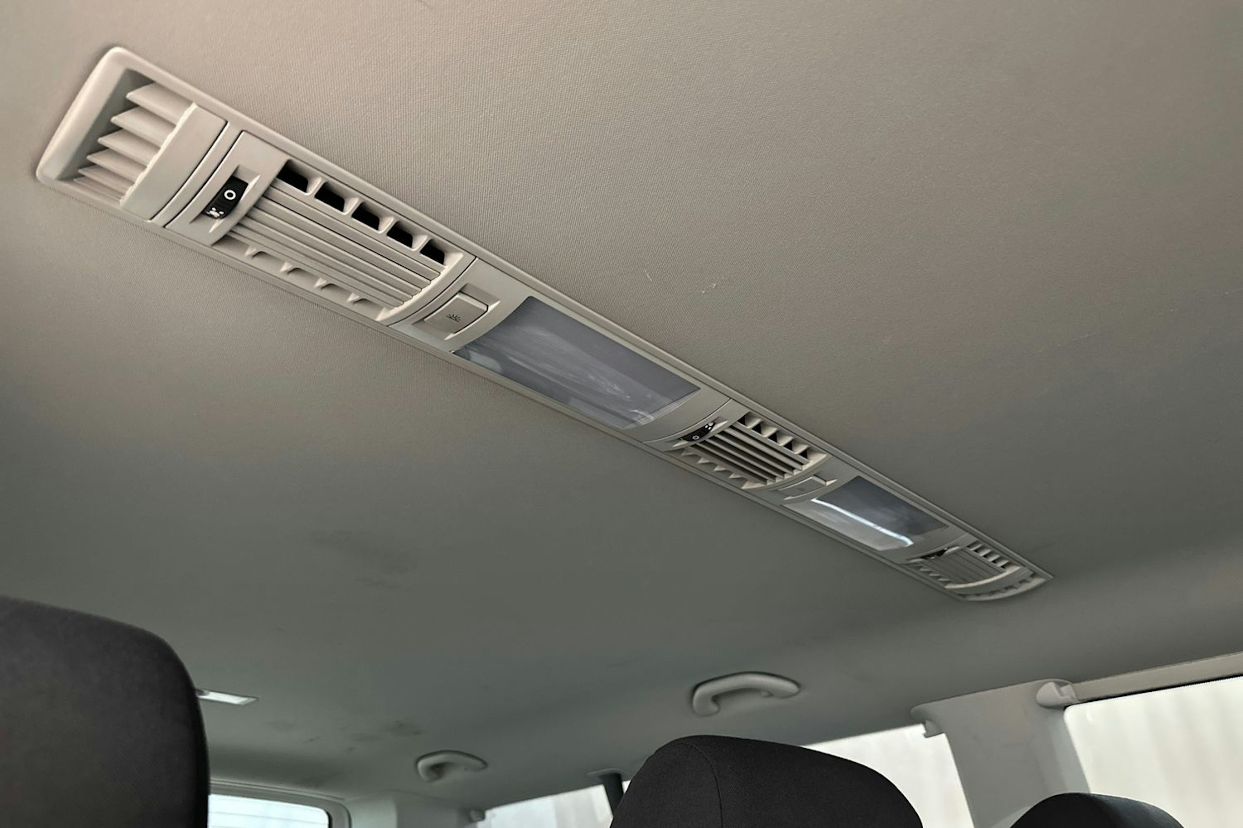 valkoinen Volkswagen Caravelle 2020 kuva 27.
