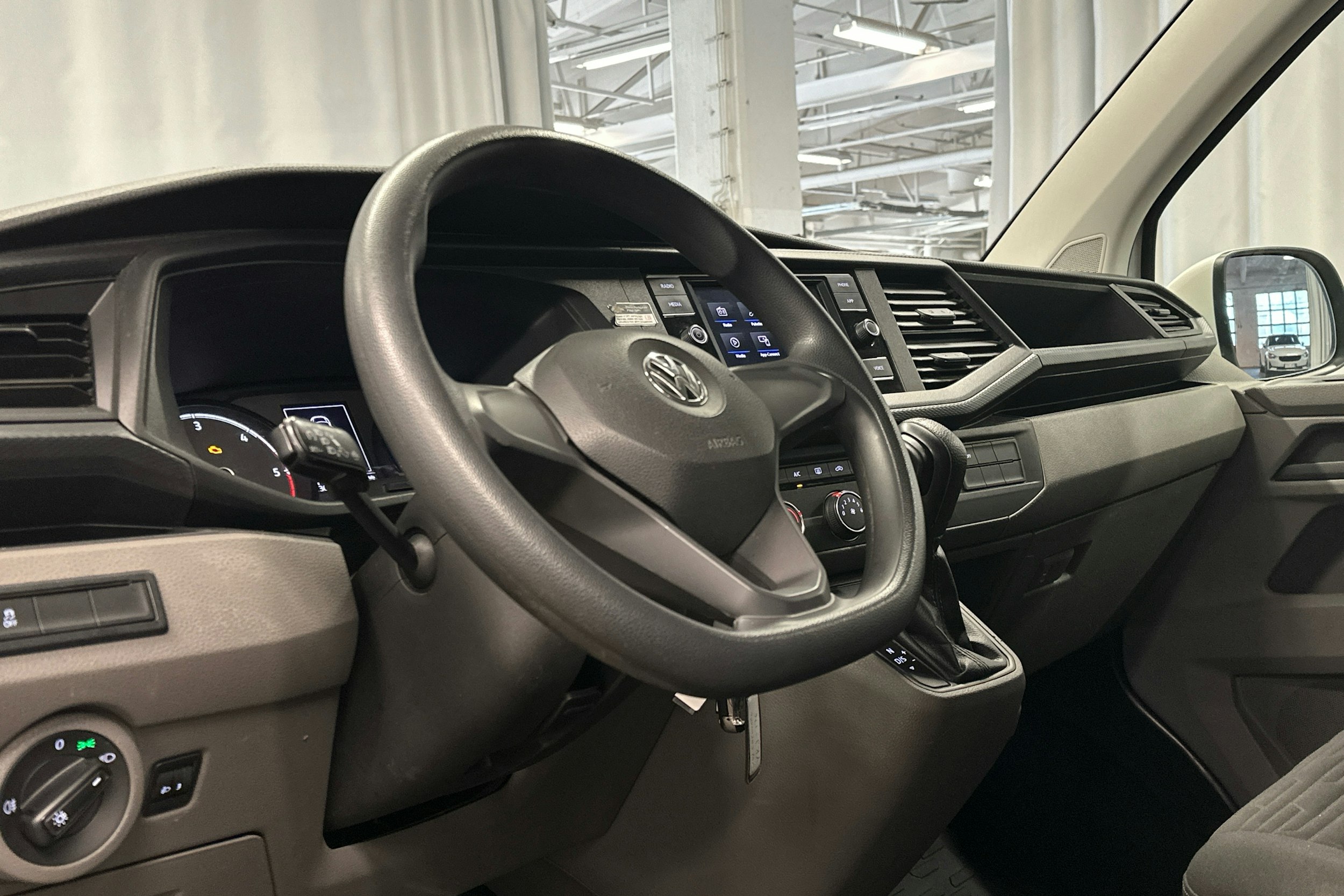valkoinen Volkswagen Caravelle 2020 kuva 6.