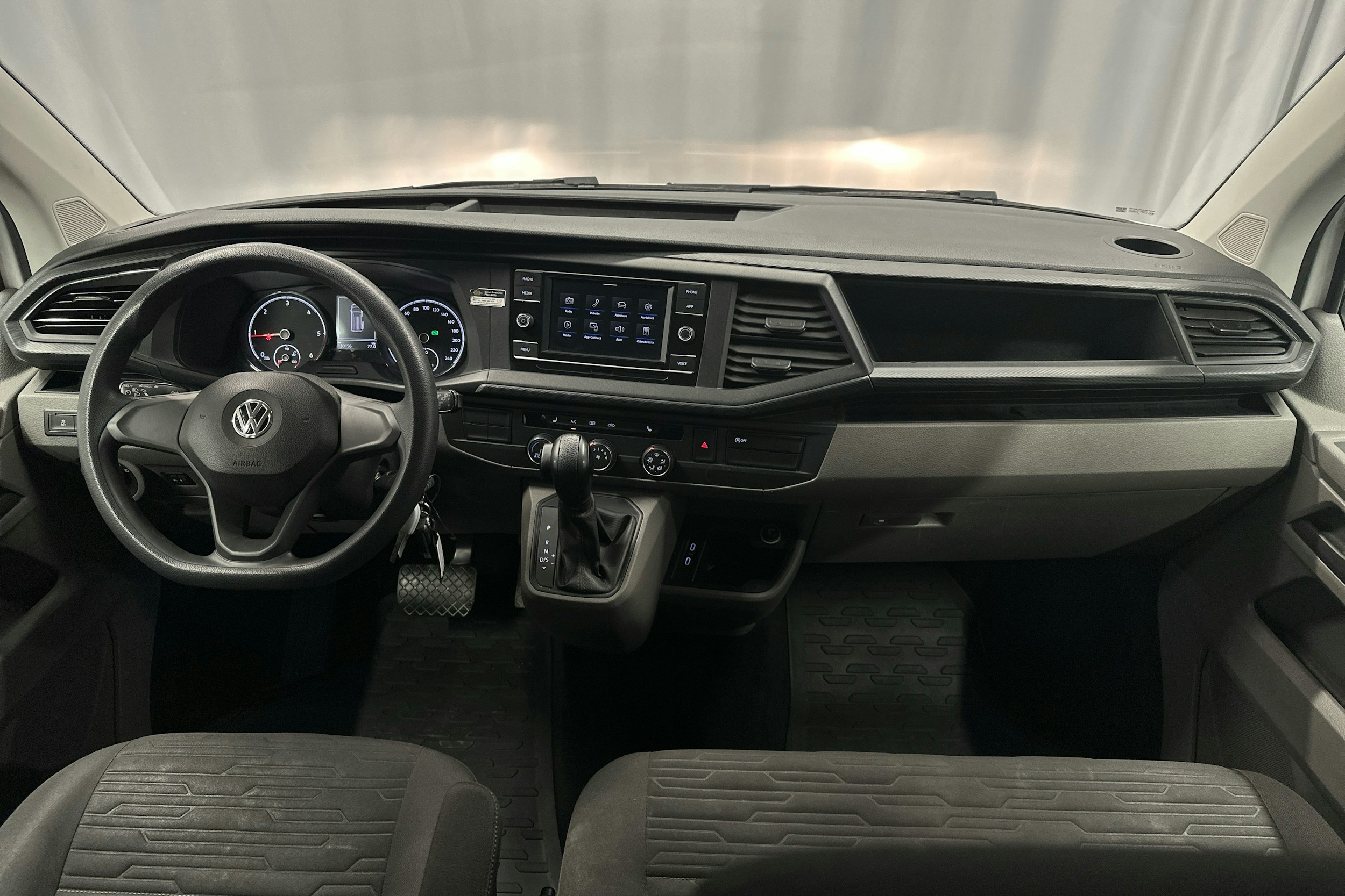 valkoinen Volkswagen Caravelle 2020 kuva 7.