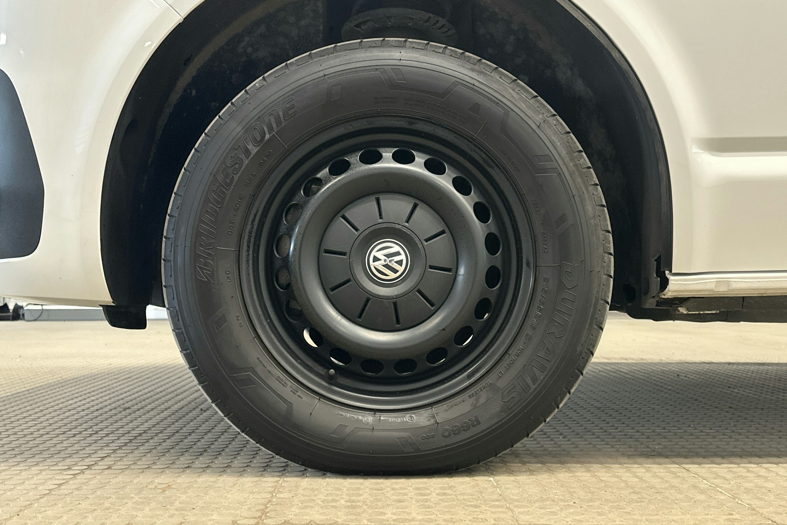 valkoinen Volkswagen Caravelle 2020 kuva 9.