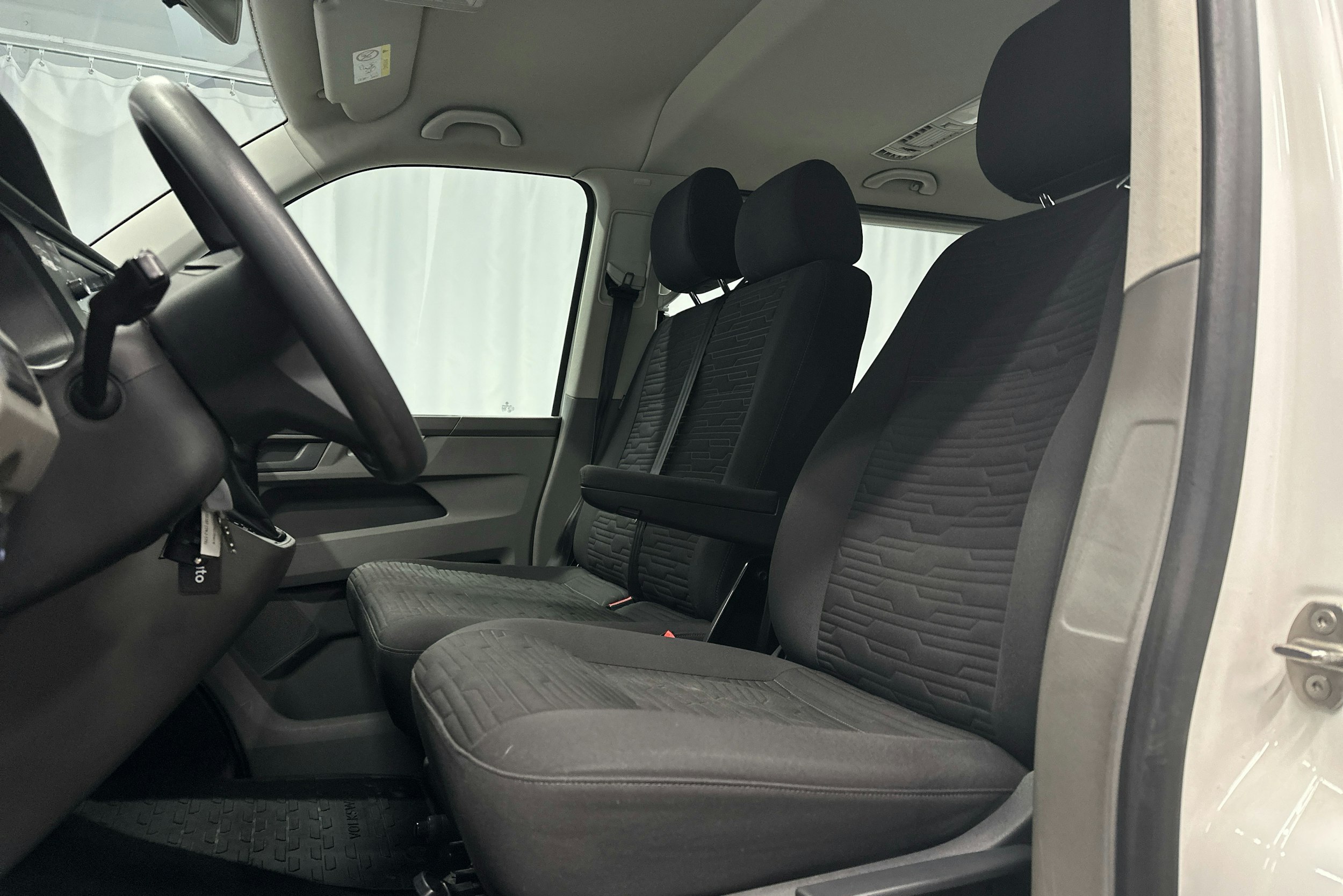 valkoinen Volkswagen Caravelle 2020 kuva 12.