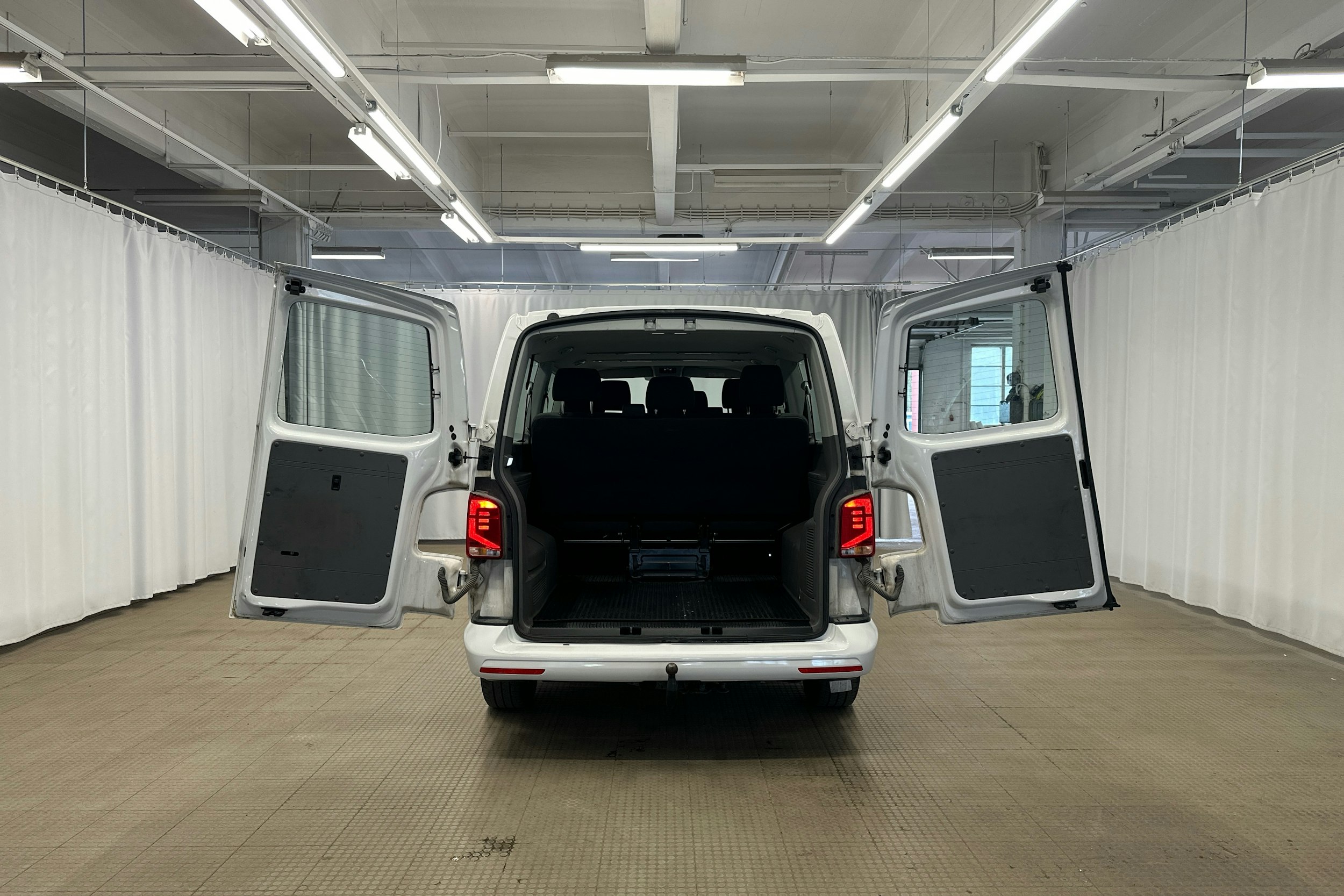 valkoinen Volkswagen Caravelle 2020 kuva 13.
