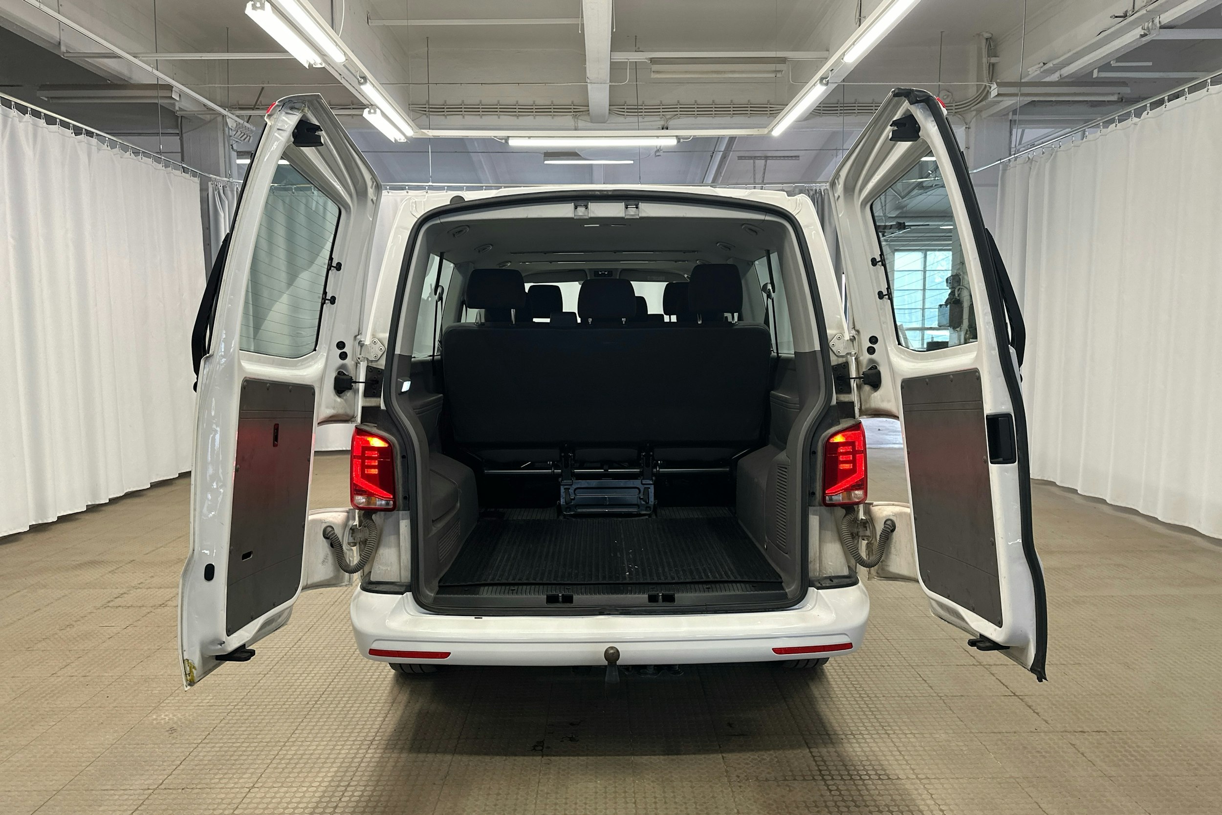 valkoinen Volkswagen Caravelle 2020 kuva 14.