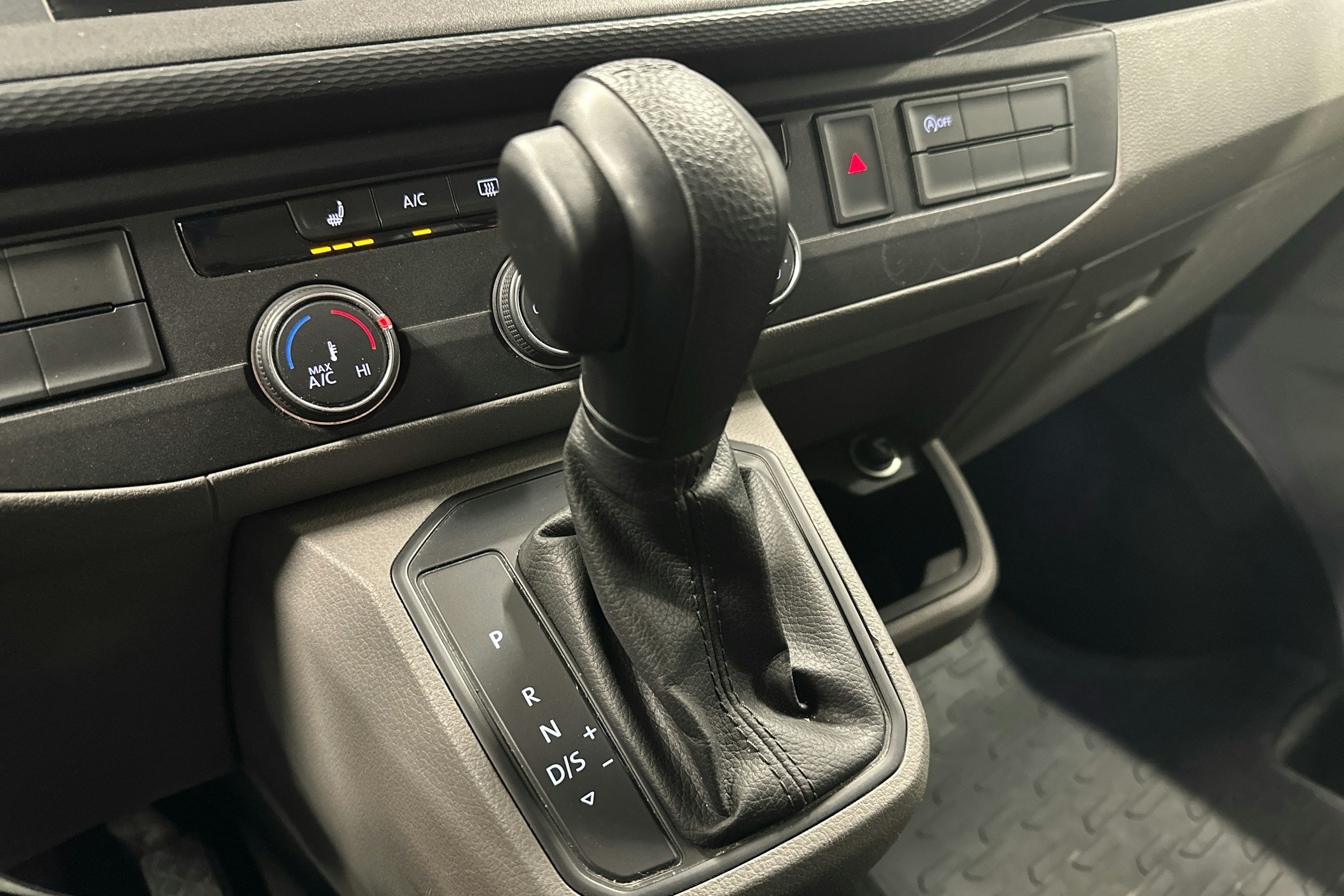 valkoinen Volkswagen Caravelle 2020 kuva 18.