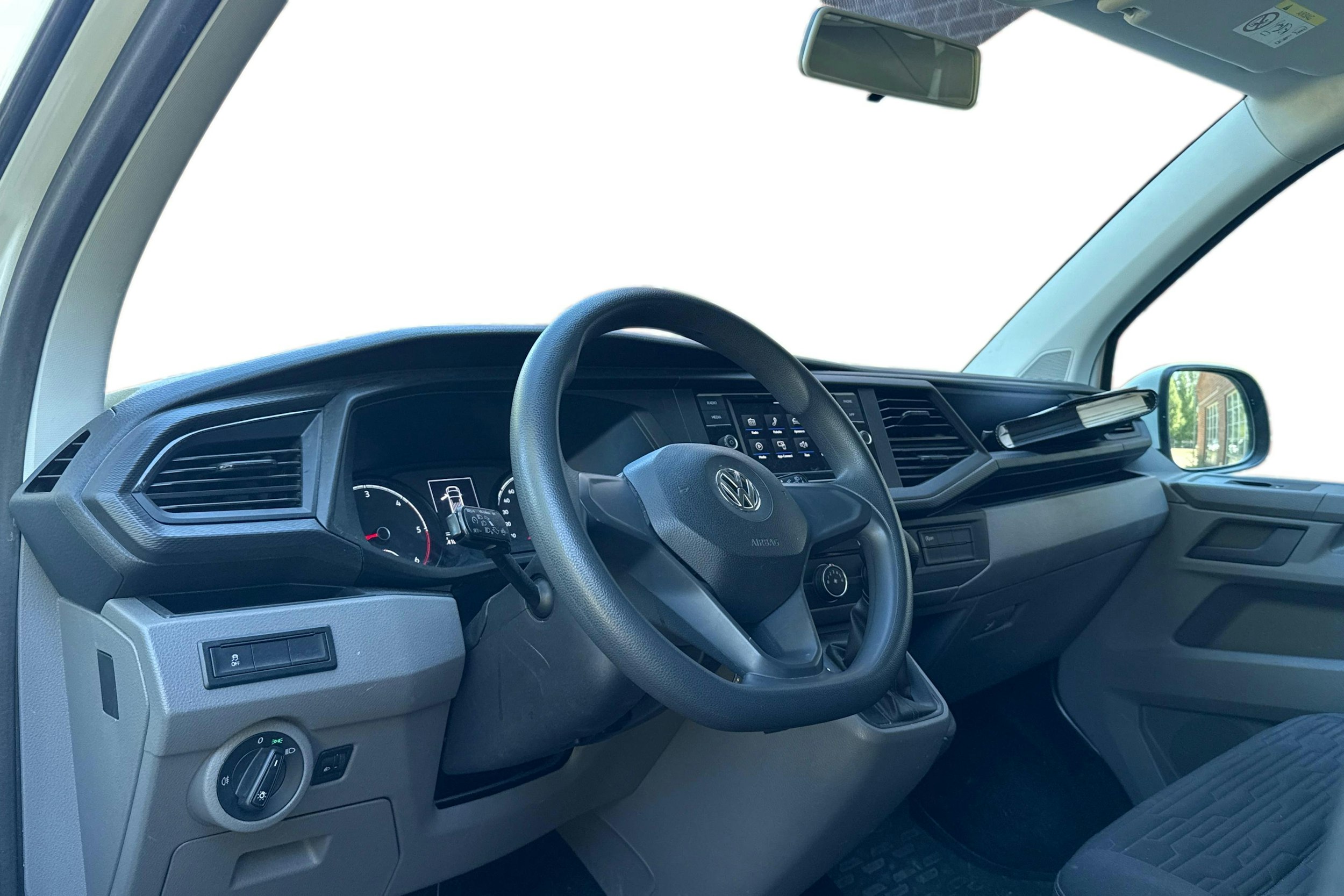 valkoinen Volkswagen Caravelle 2020 kuva 3.