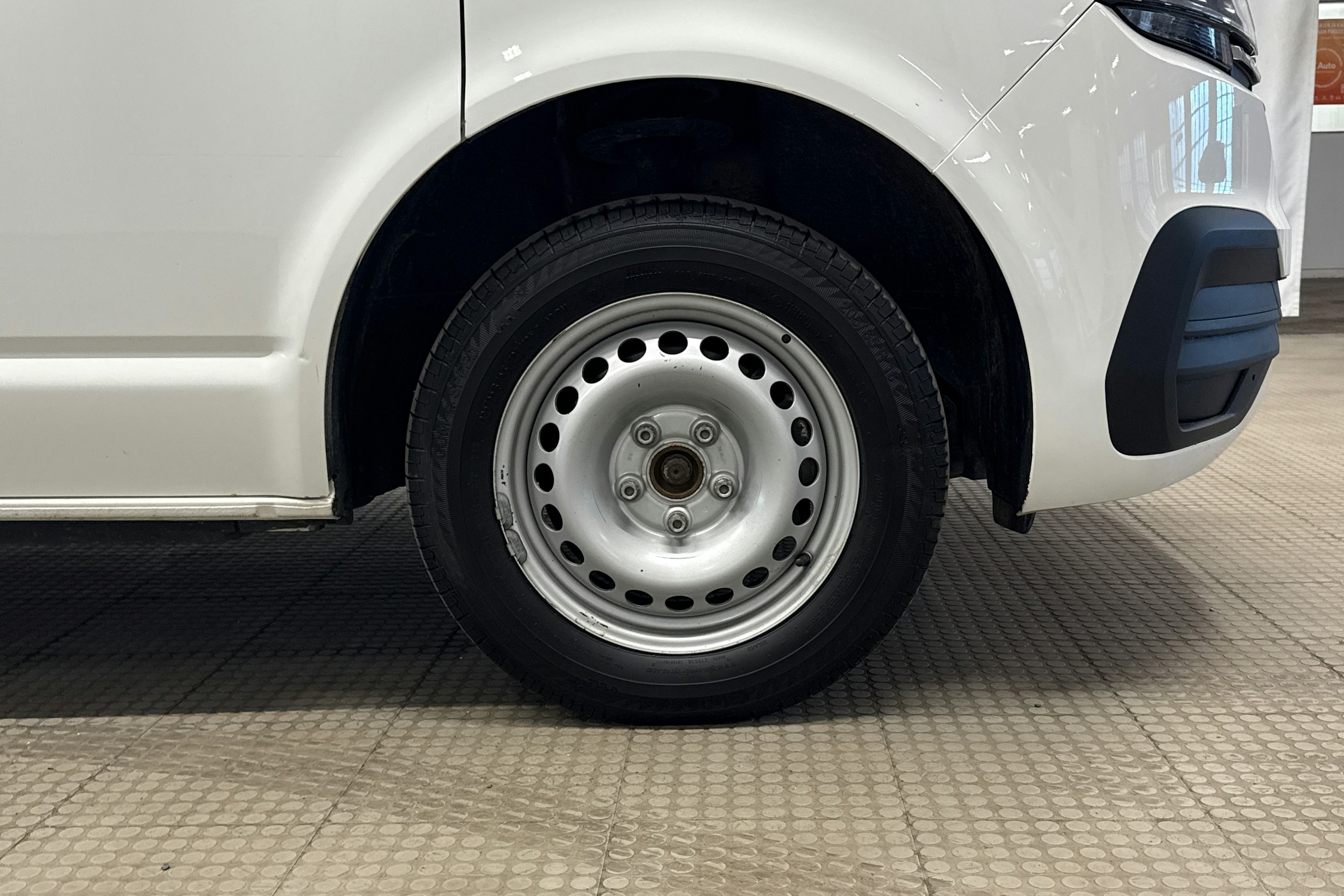 valkoinen Volkswagen Caravelle 2020 kuva 10.