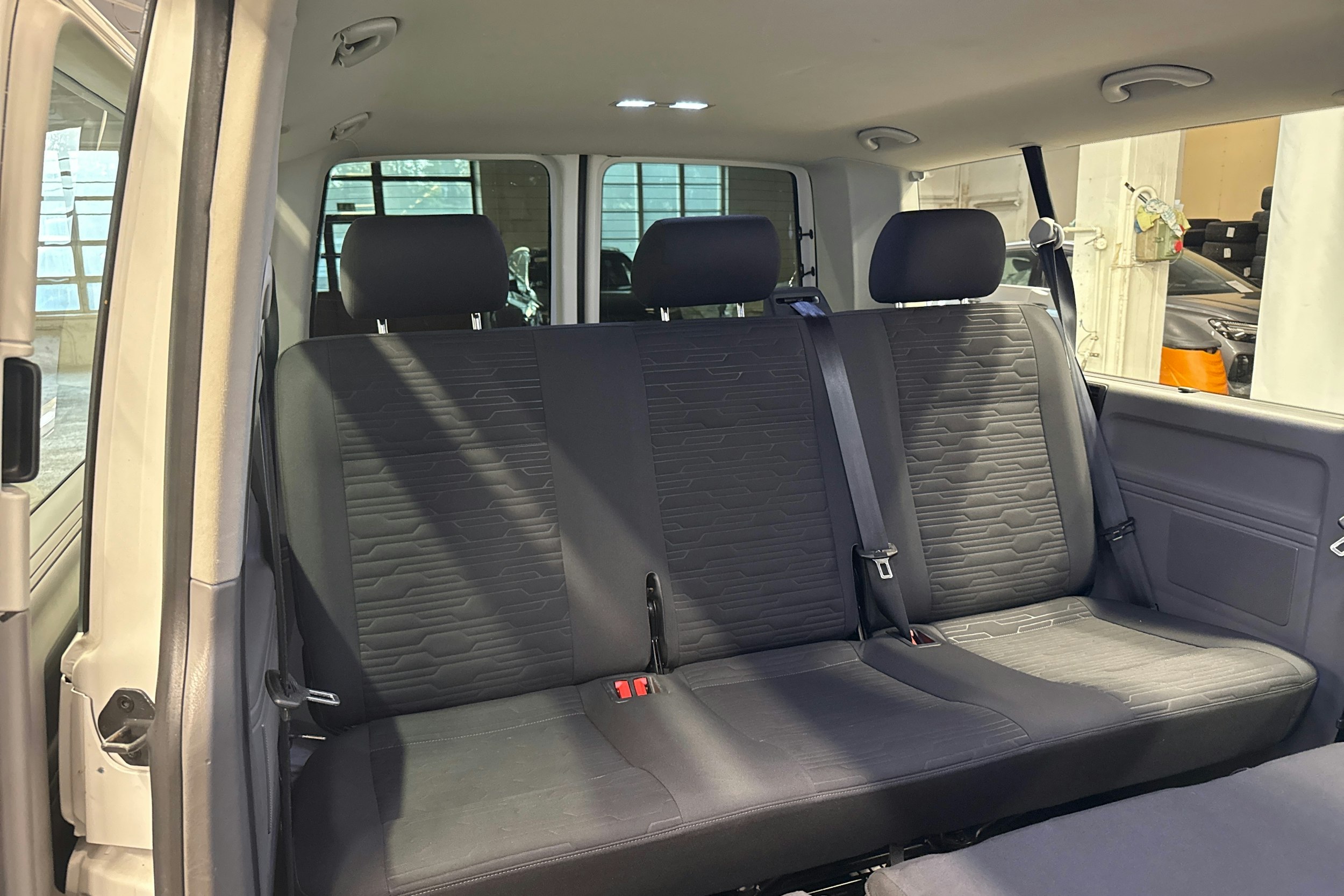 valkoinen Volkswagen Caravelle 2020 kuva 11.