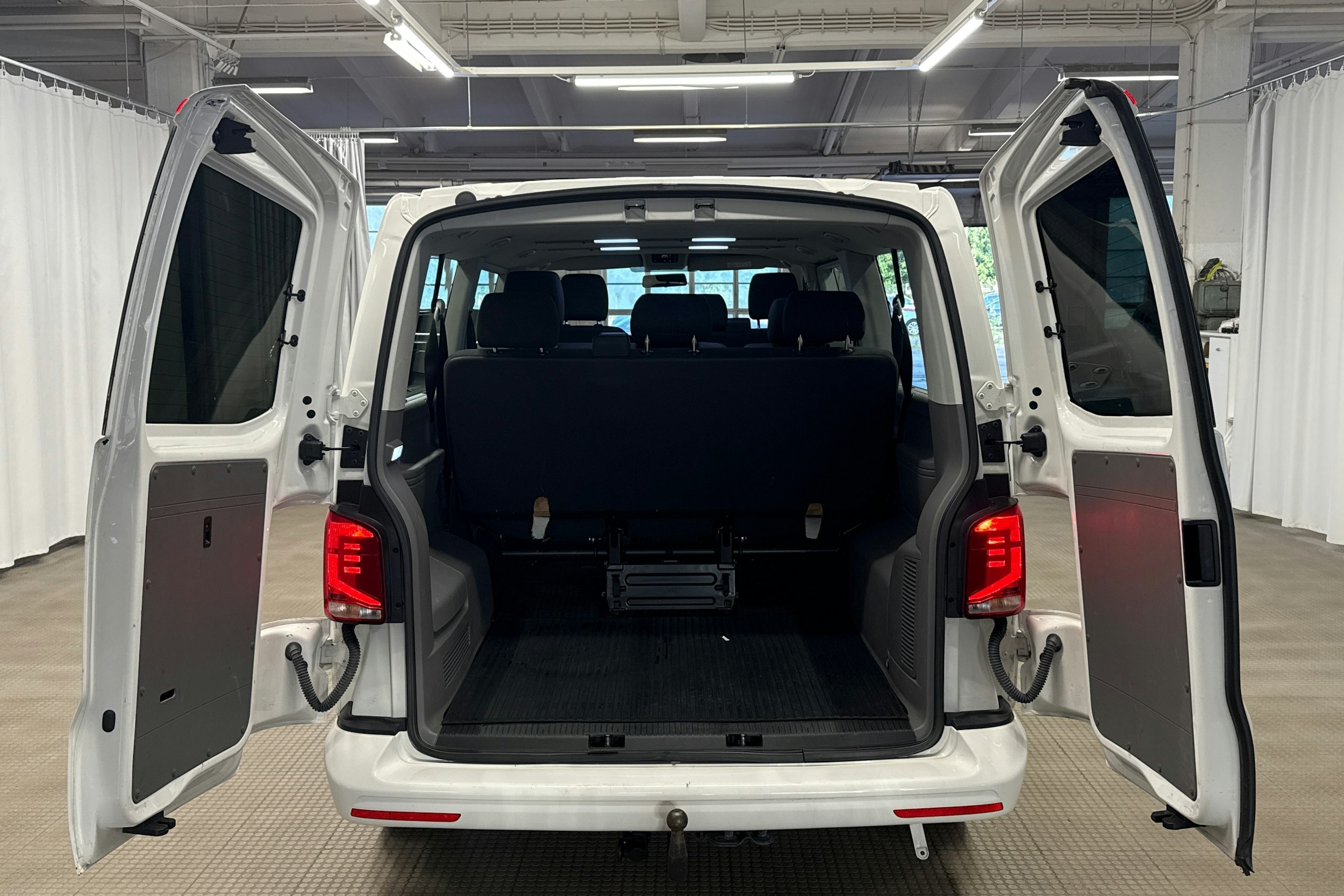 valkoinen Volkswagen Caravelle 2020 kuva 19.