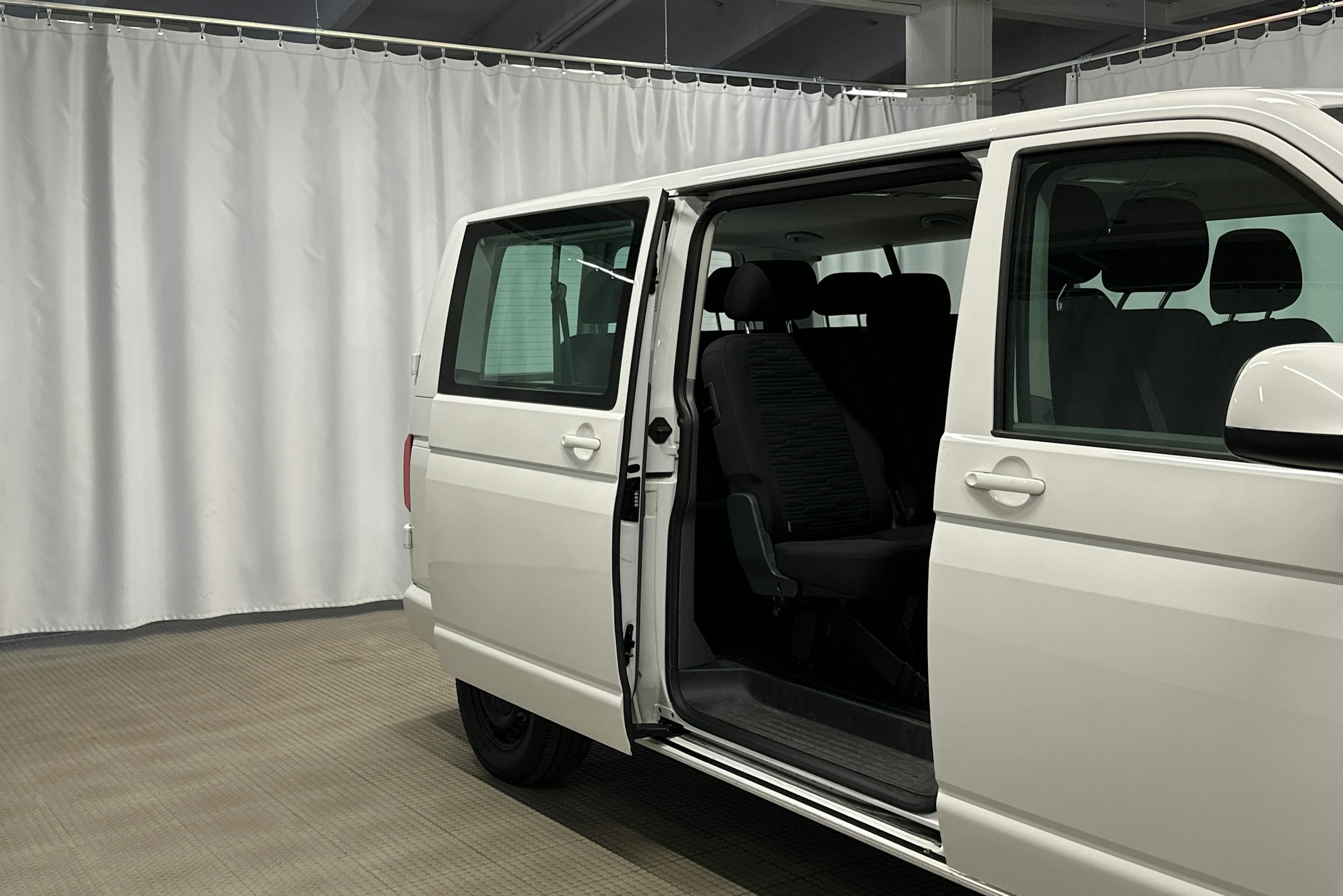 valkoinen Volkswagen Caravelle 2020 kuva 15.